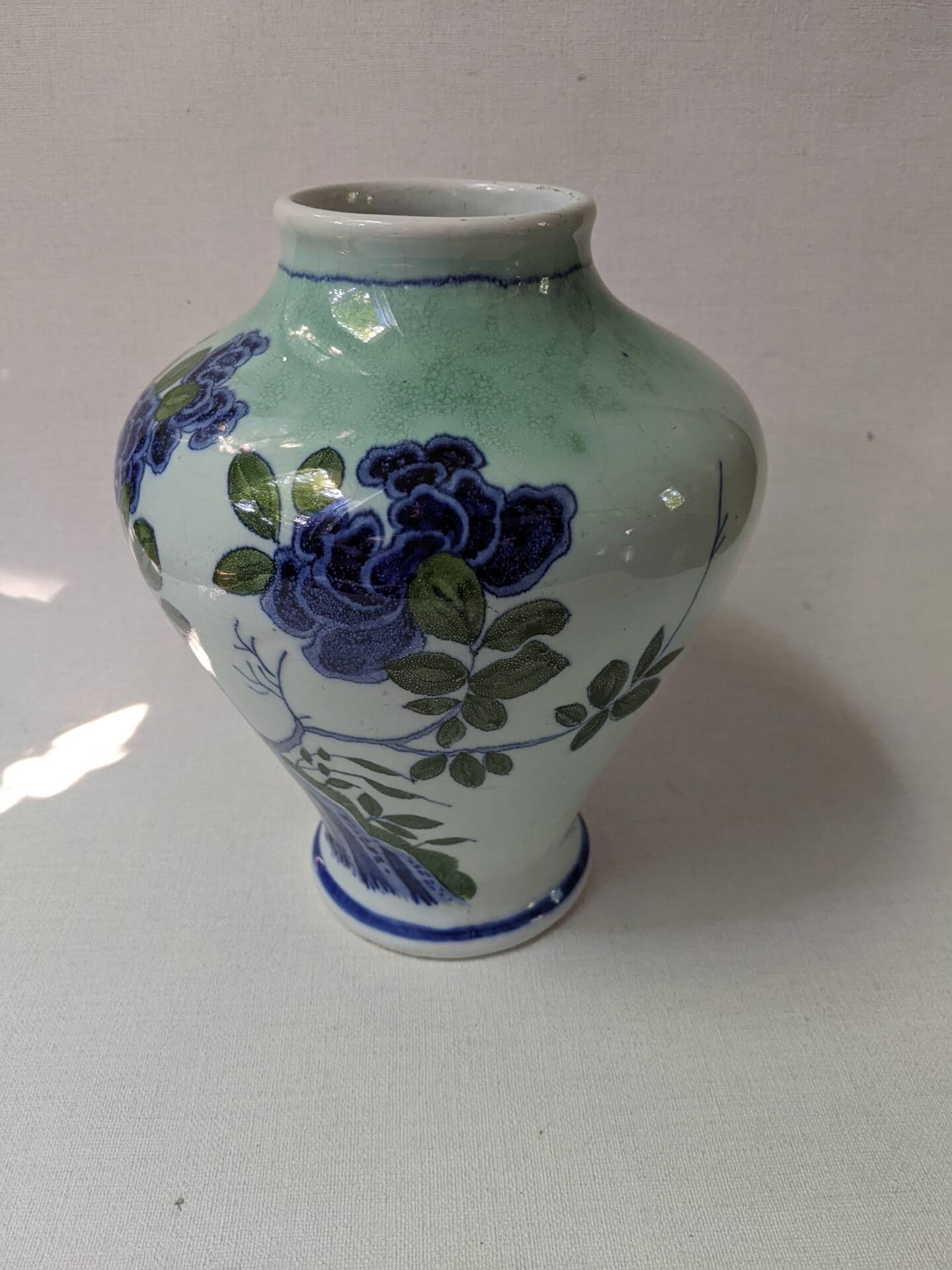 Porcelain vase, Asian art, hand-painted floral decoration.