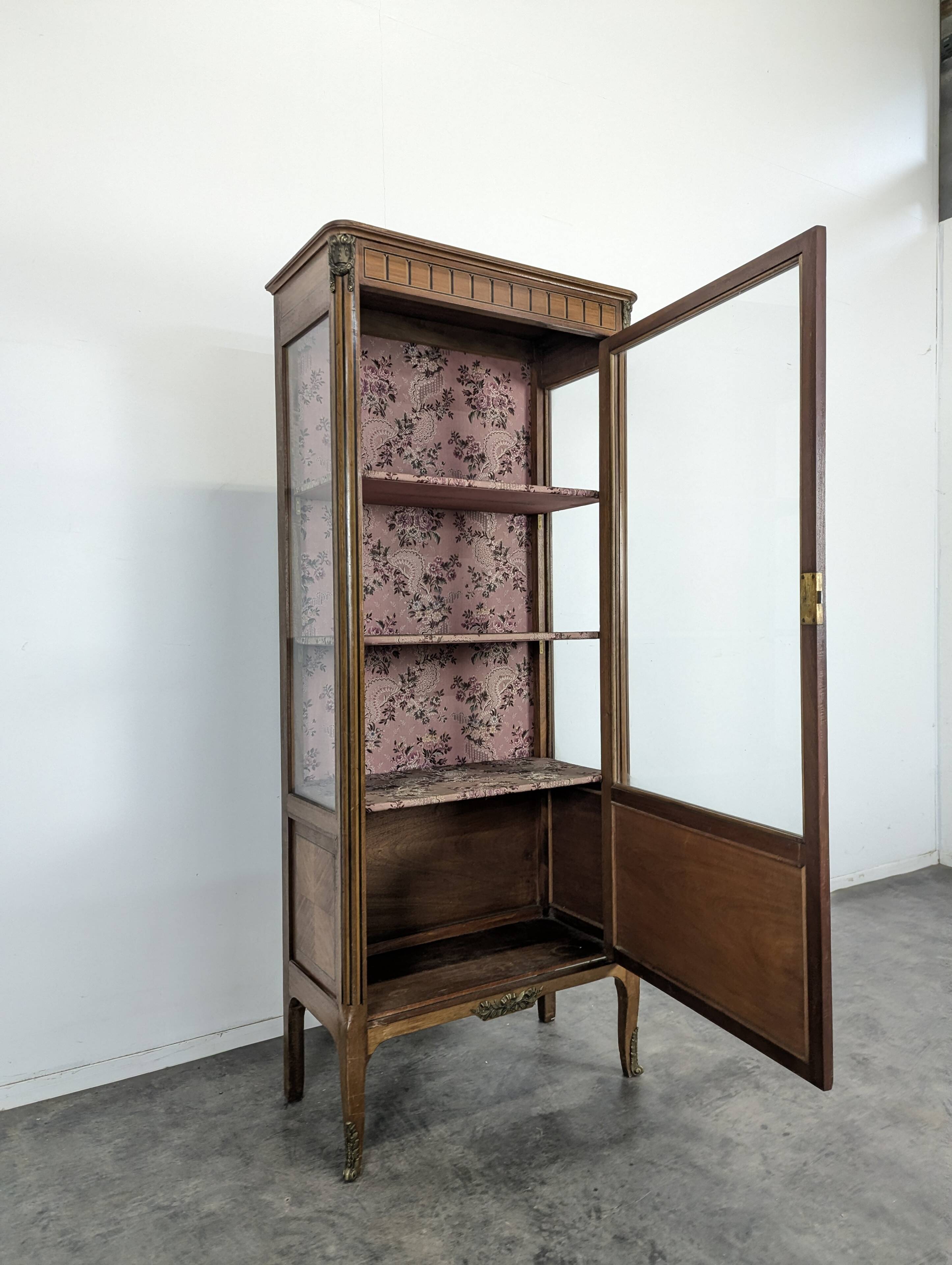 Rosewood display cabinet in Transitional style