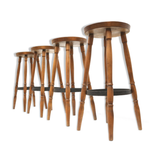 Ensemble de quatre tabourets de bar fabriqués dans les années 1970