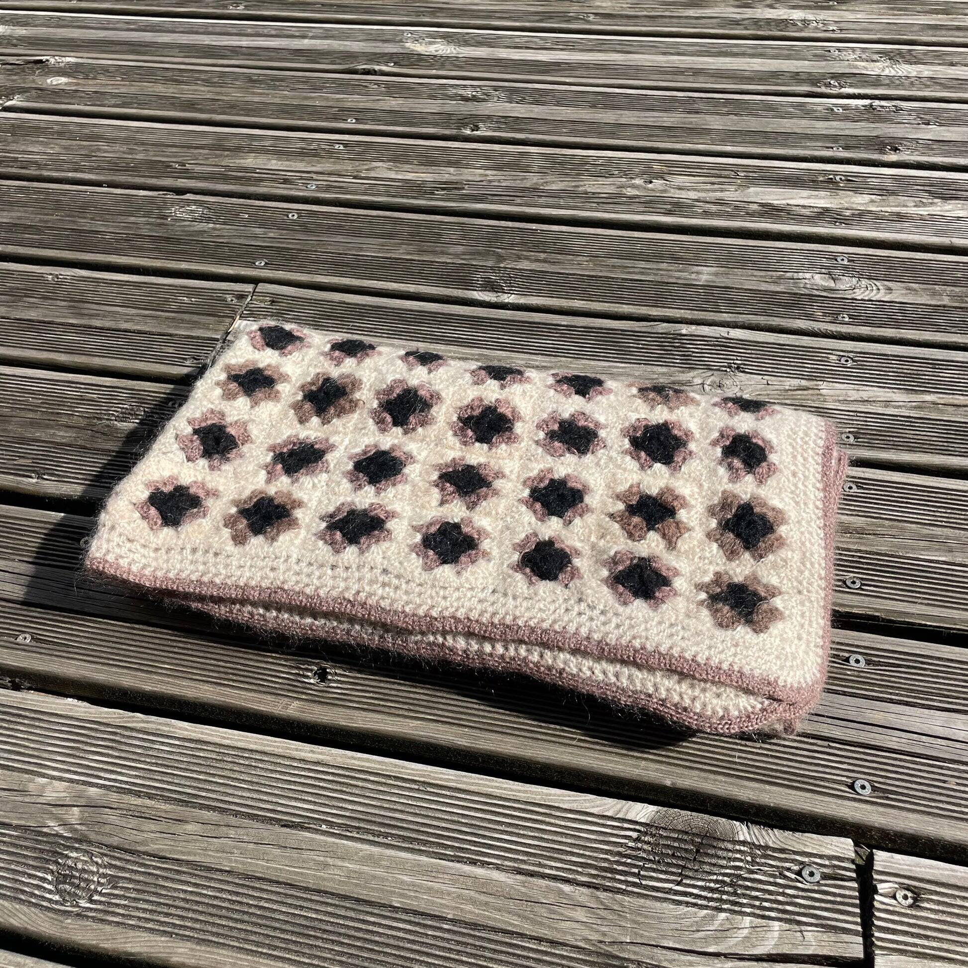 Crochet blanket in wool 1m x 1m
