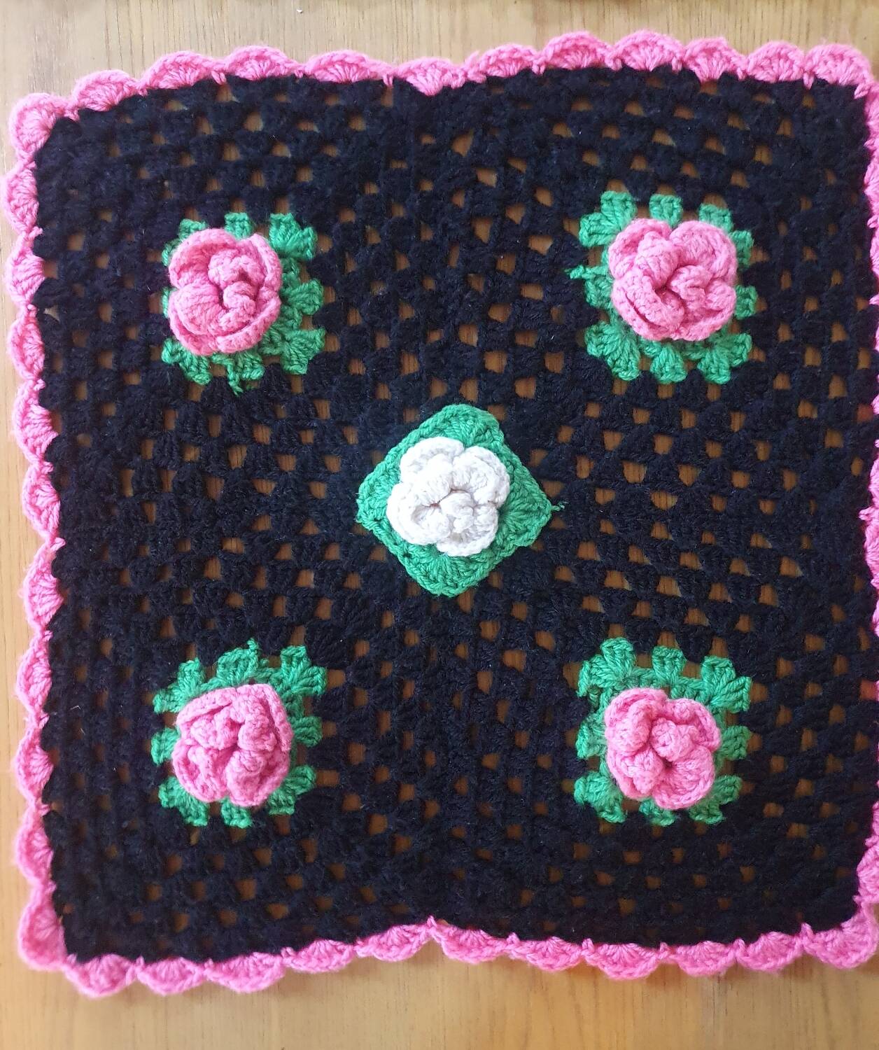 Set of 2 placemats in relief flowers crocheted vintage 70's hands