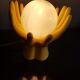 Lampe mains en céramique jaune avec globe opaline blanche