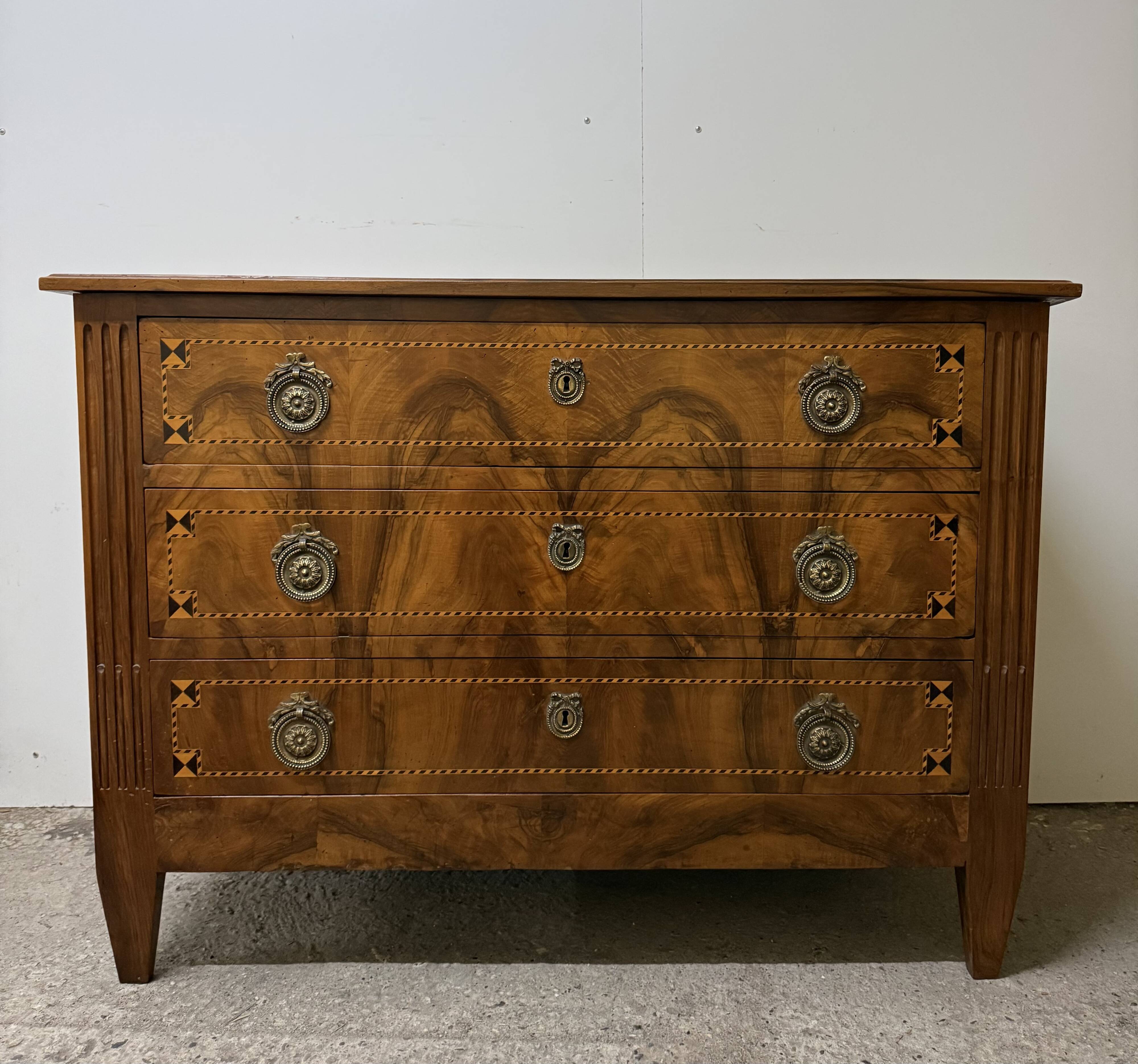 Commode en noyer de style Louis XVI