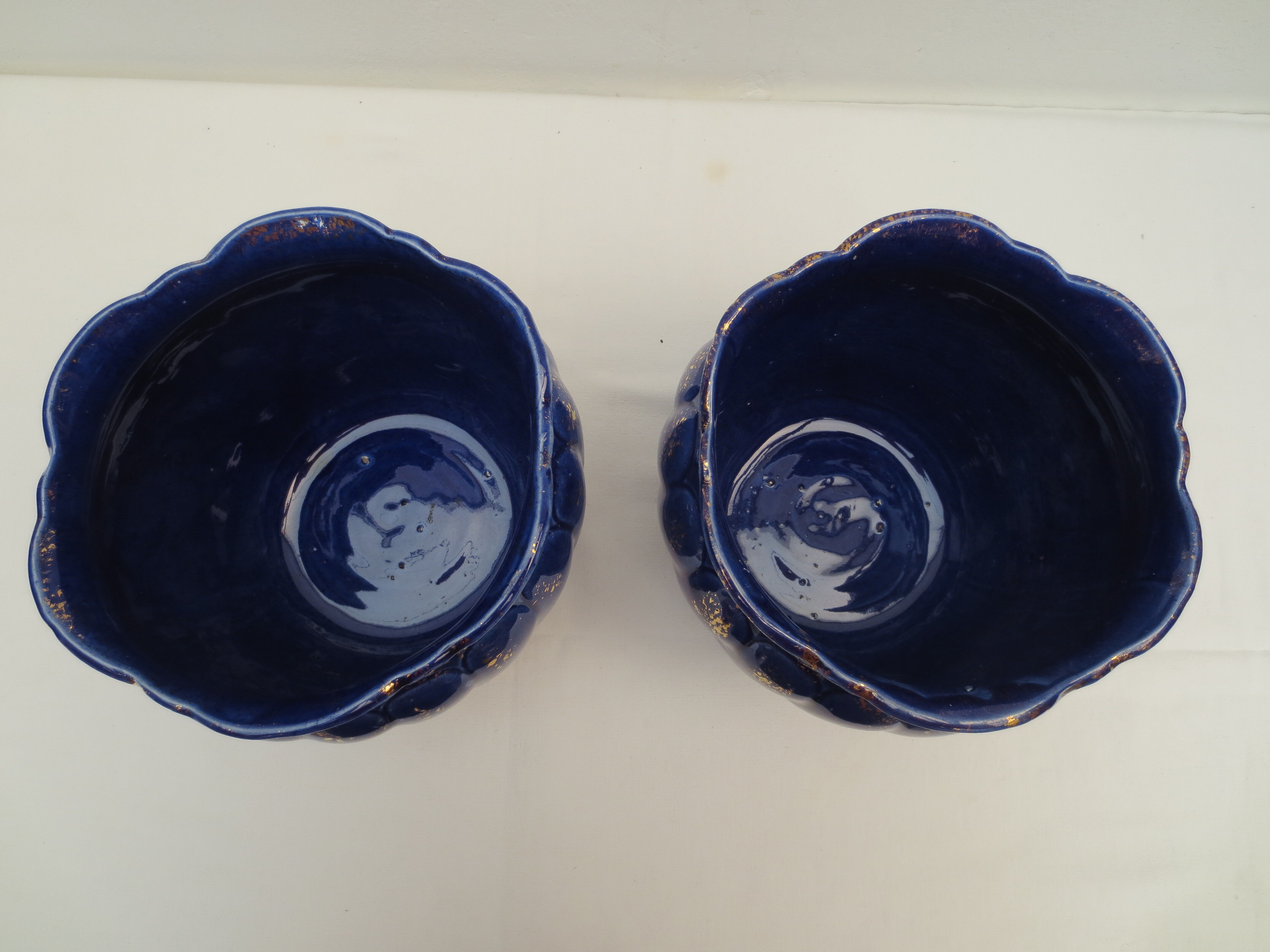 Pair of cache-old pots in midnight blue and gold ceramic