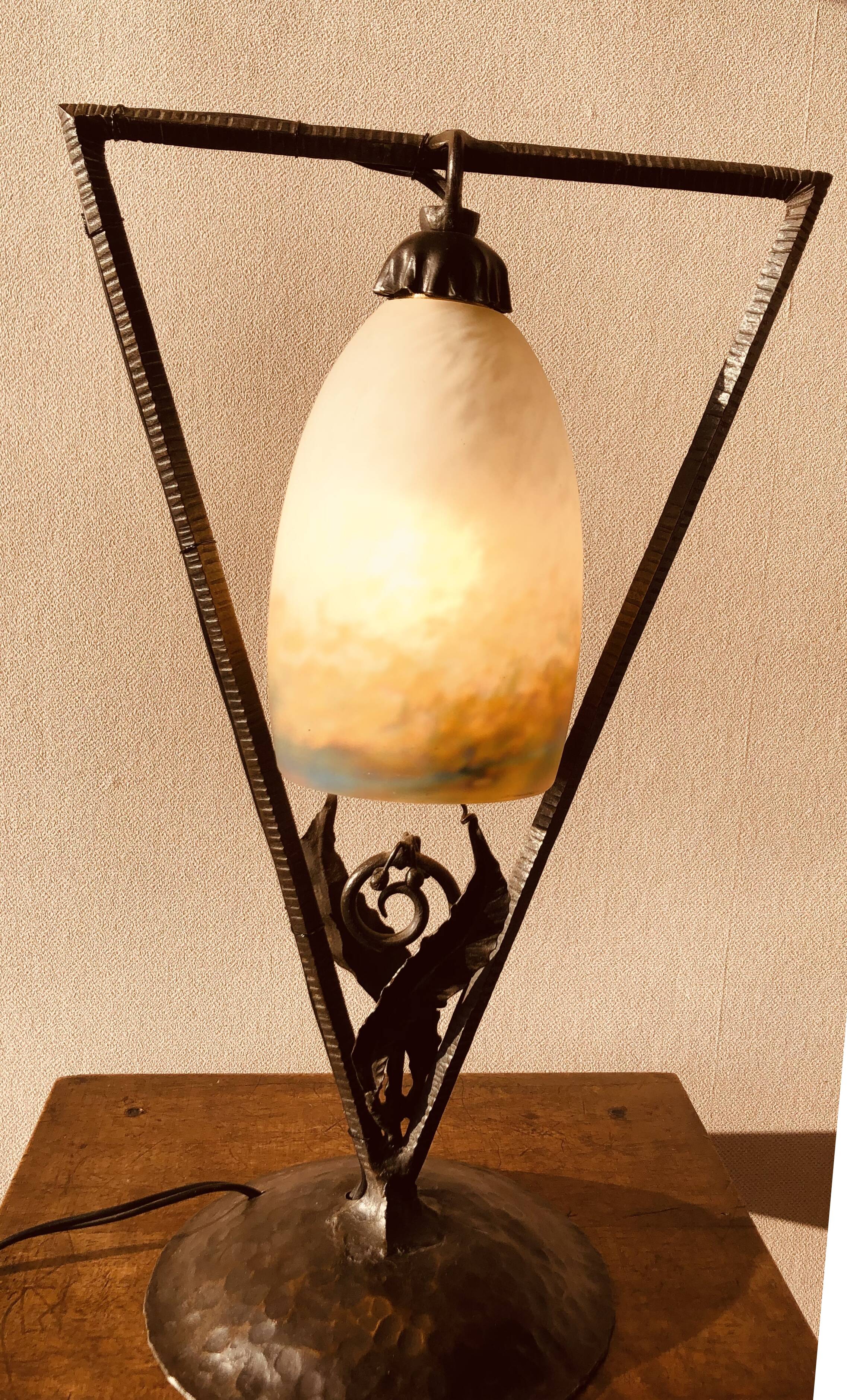 Art deco table lamp with hammered wrought iron base and tulip muller brothers lunéville signed