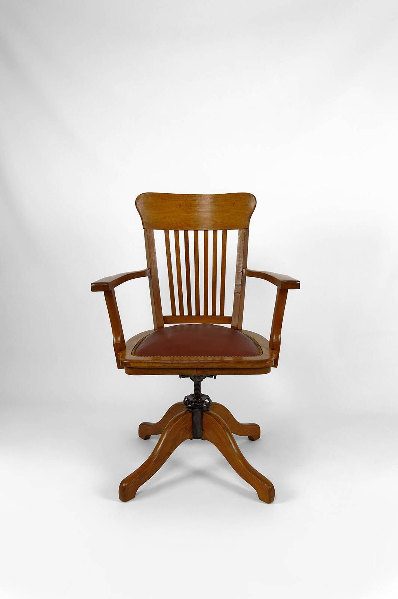 American swivel office armchair in oak, with leather seat, USA, Circa 1900