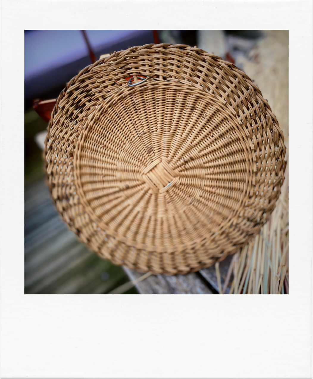Round mirror in dark rattan