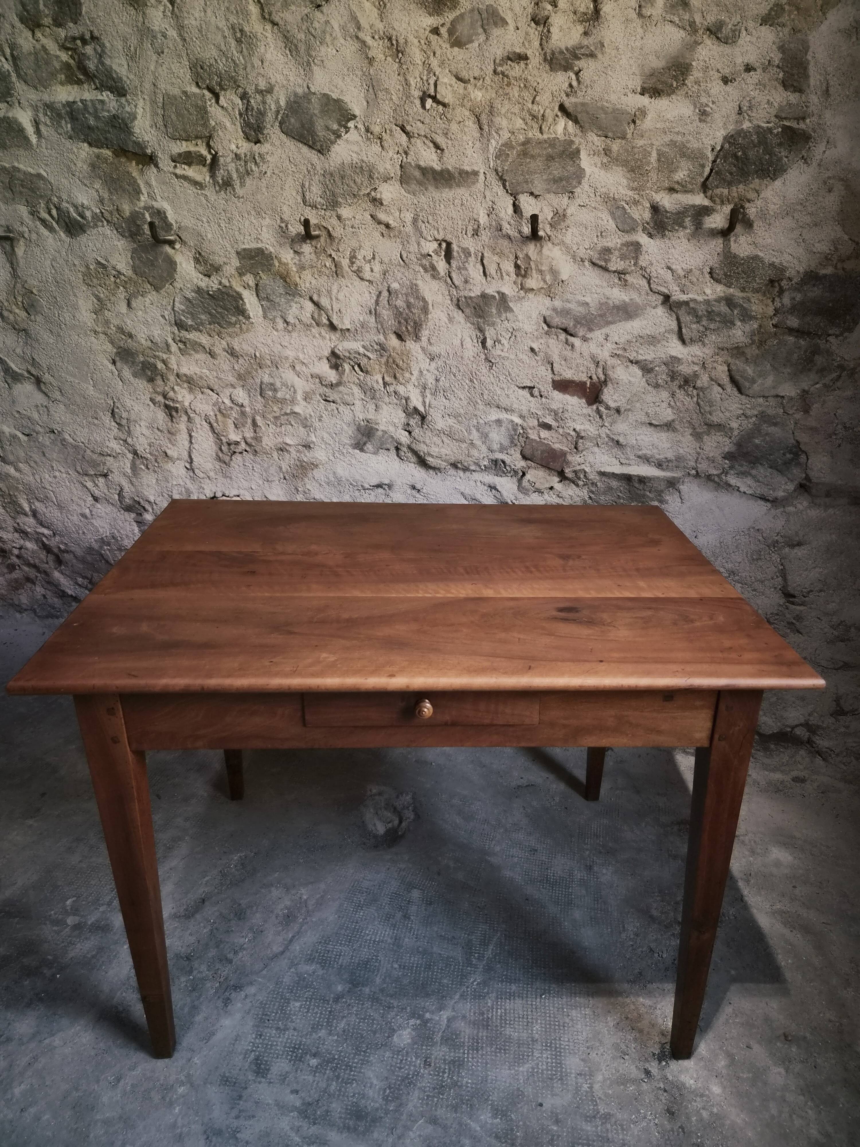 Table française ancienne en noyer avec tiroir, vers 1900–1920