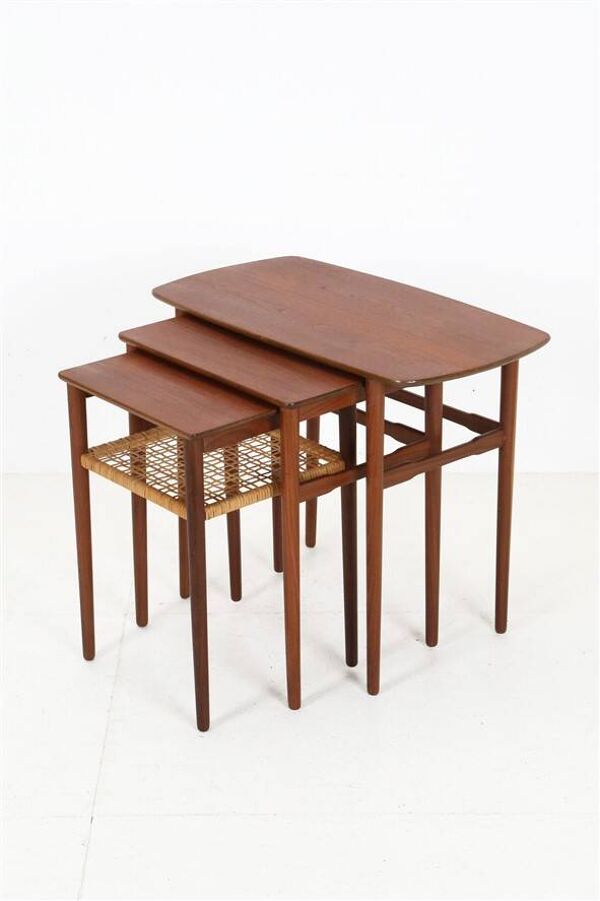 Ensemble rare de trois tables gigognes en teck avec porte-revues en osier / tables d'appoint / design danois moderne du milieu du siècle / années 1950 / 1960