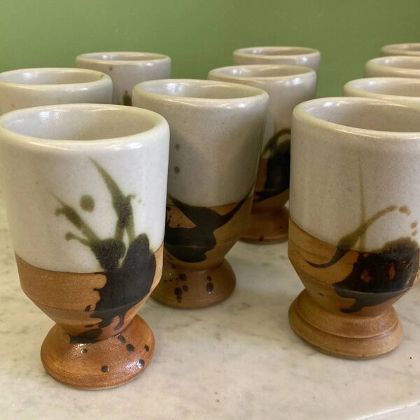 Poterie de la Colombe 12 tasses en grès émaillé par Madeleine Brault