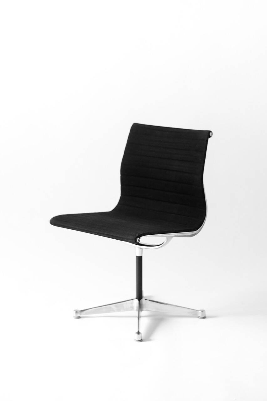 Eames aluminum group chair