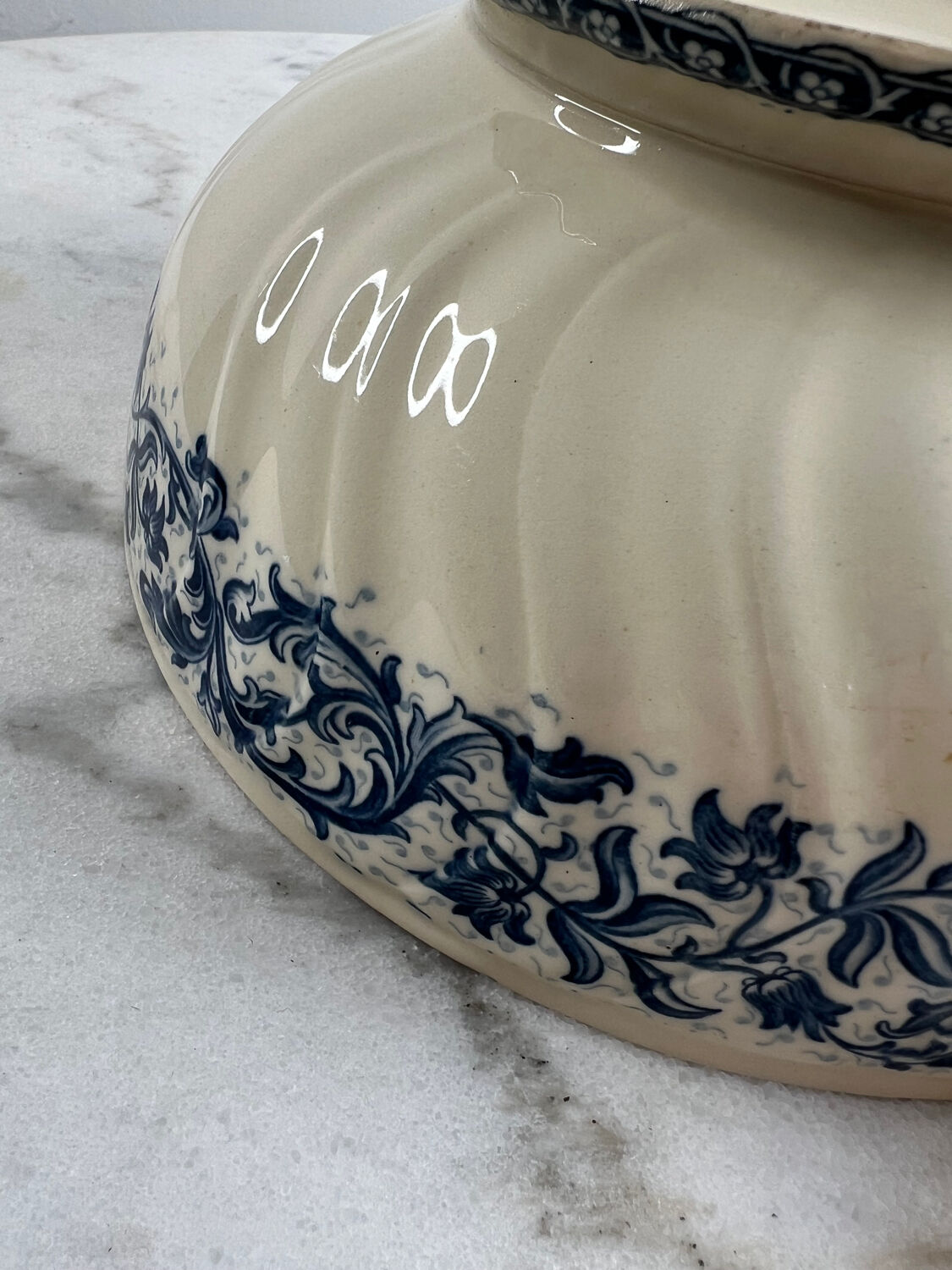 Gien soup tureen "Garlands"