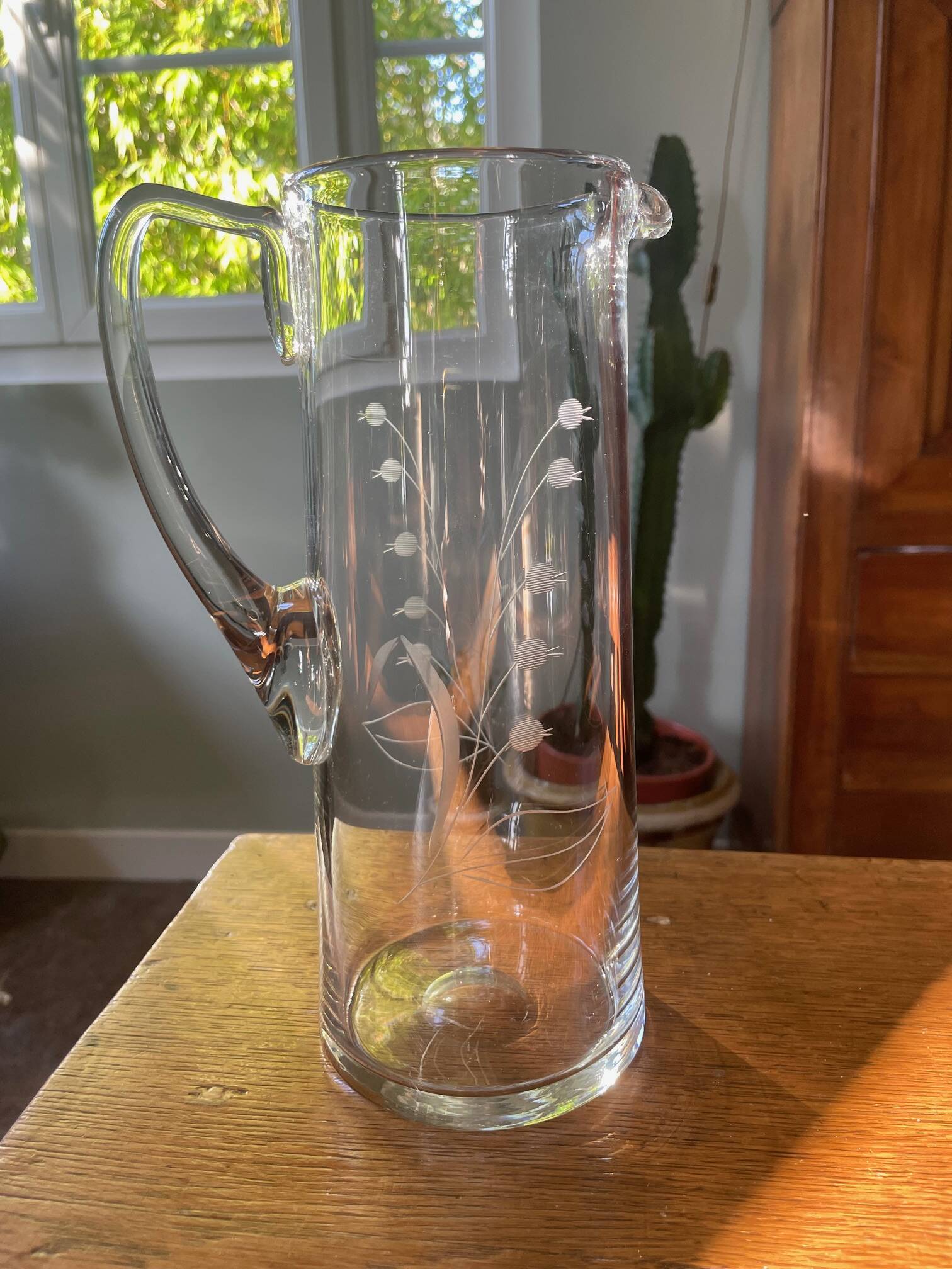 Pitcher or carafe in blown crystal and engraved with floral motif