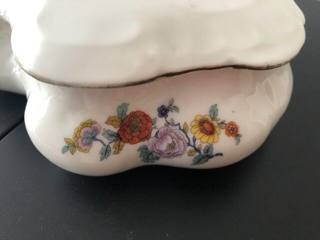 Porcelain candy box with floral motifs, late 19th century
