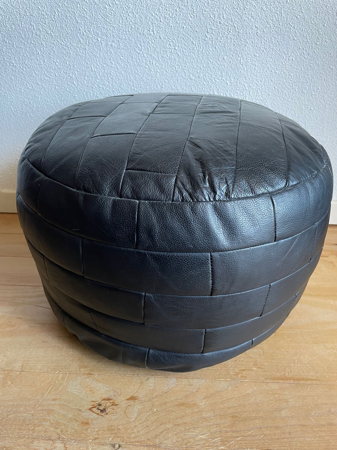 Pouf noir en cuir patchwork de Sède