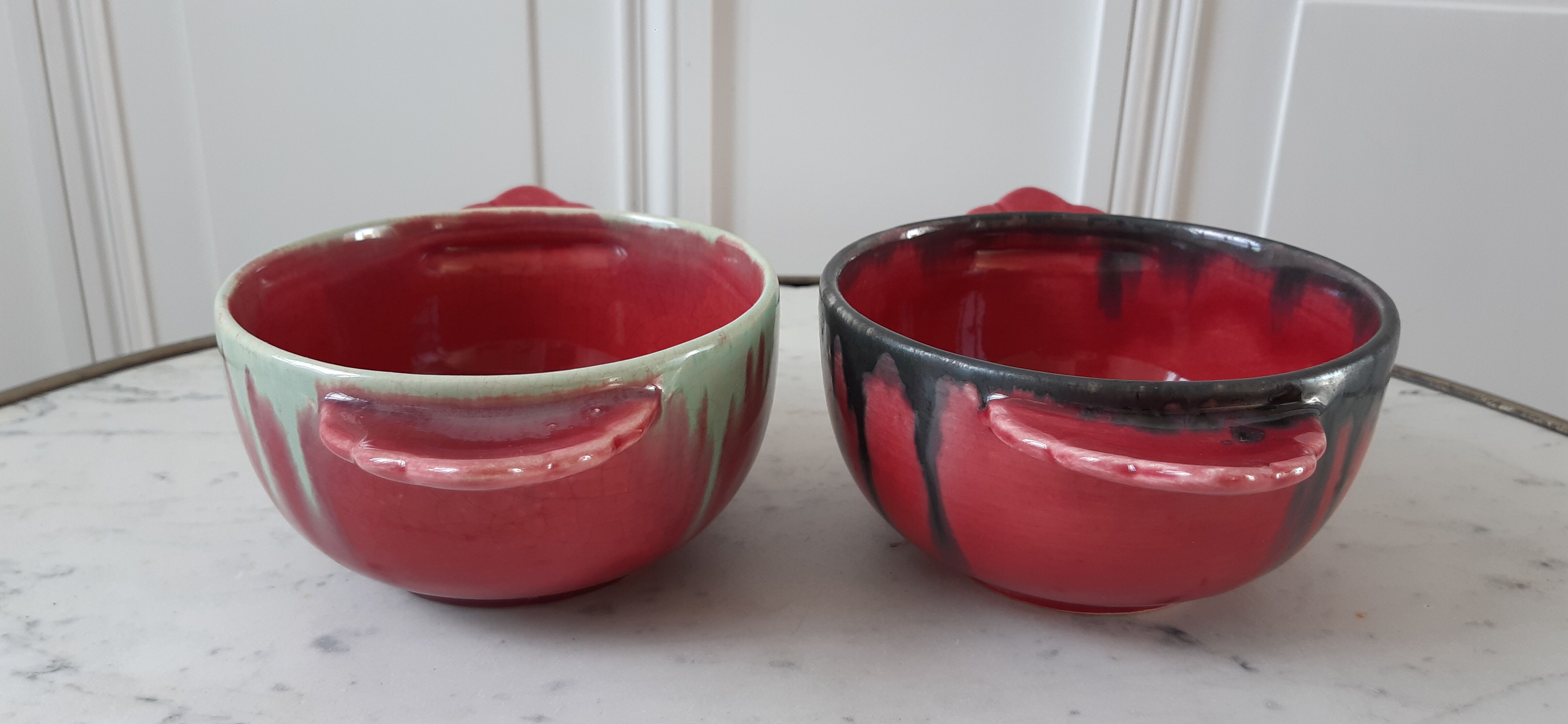 Duo of stoneware bowls with burgundy and blue ears 30s-40s