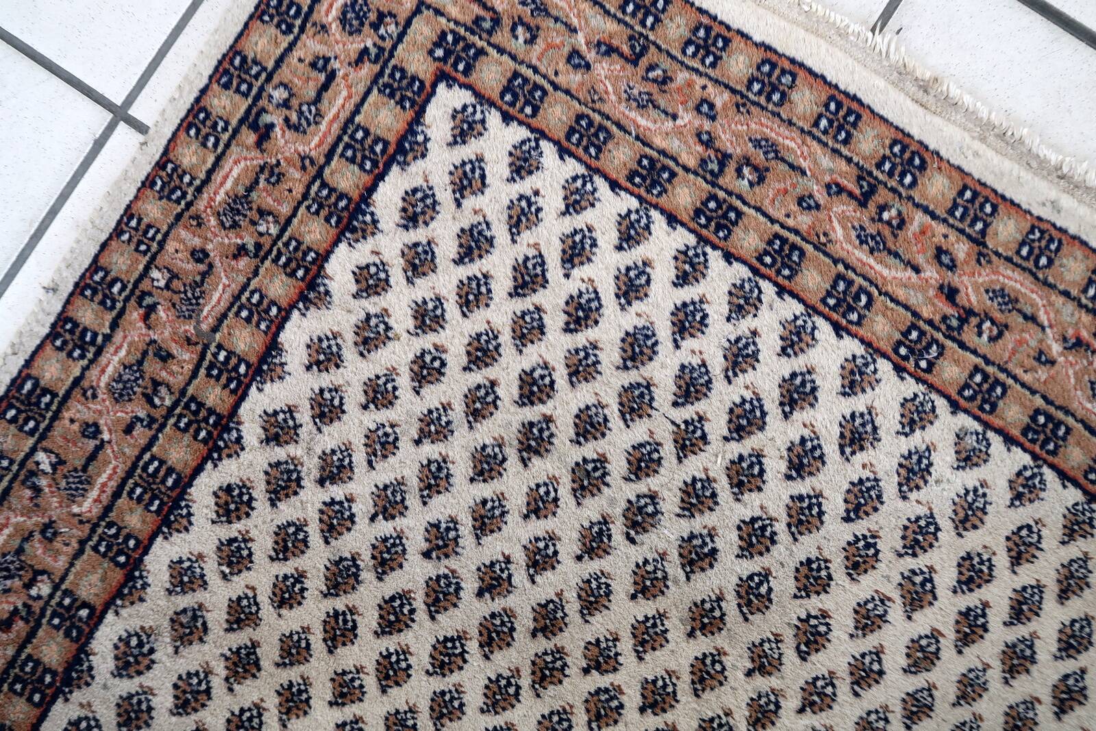 Tapis vintage indien Seraband fait main en laine – 89 x 160 cm – 1970s