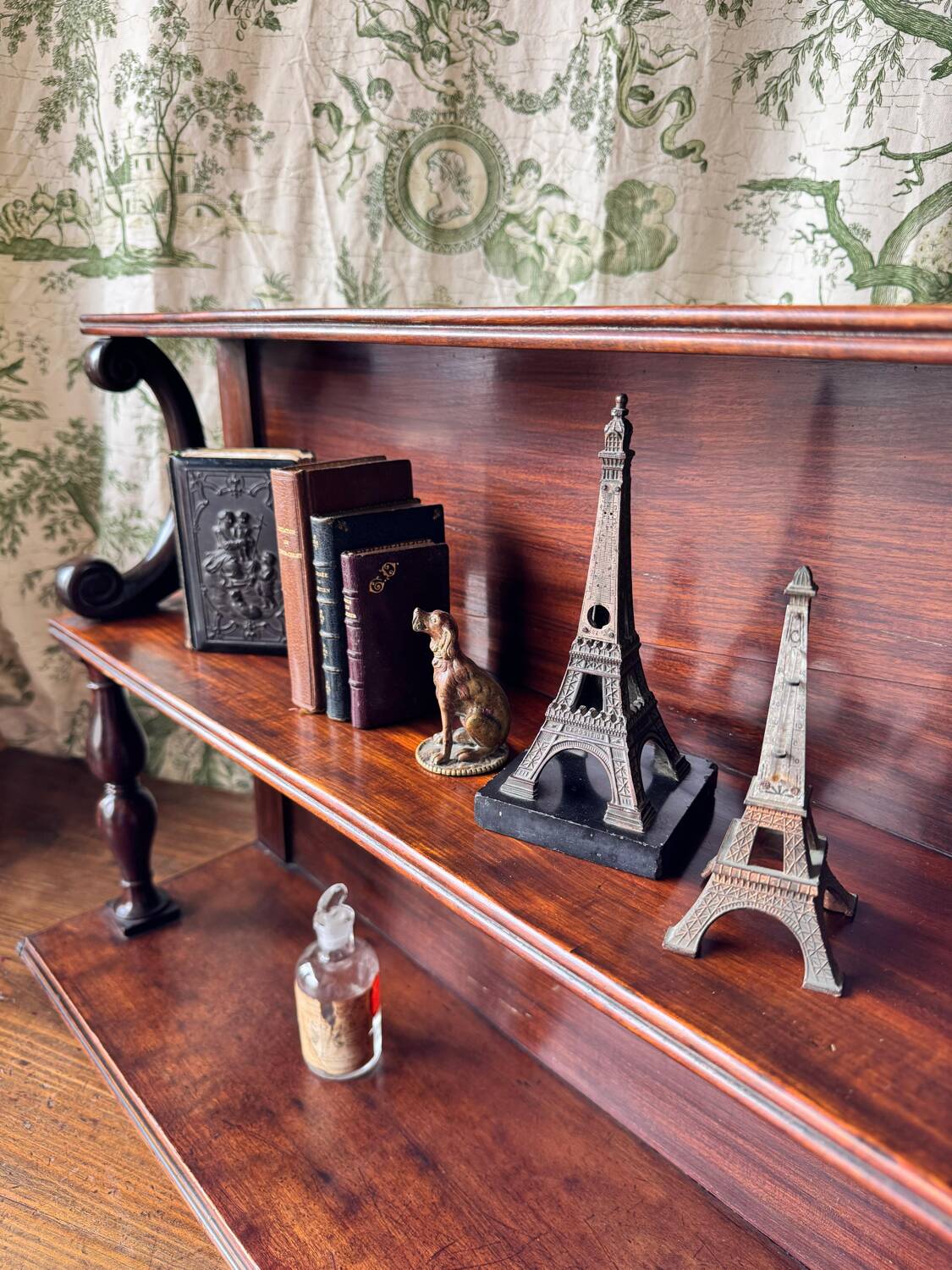 Elegant Victorian mahogany wall shelf. Late 19th century.