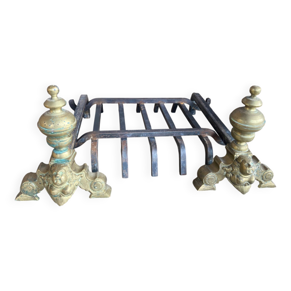 Paire de chenets + grille en fonte et en bronze marmousets doré époque XVII