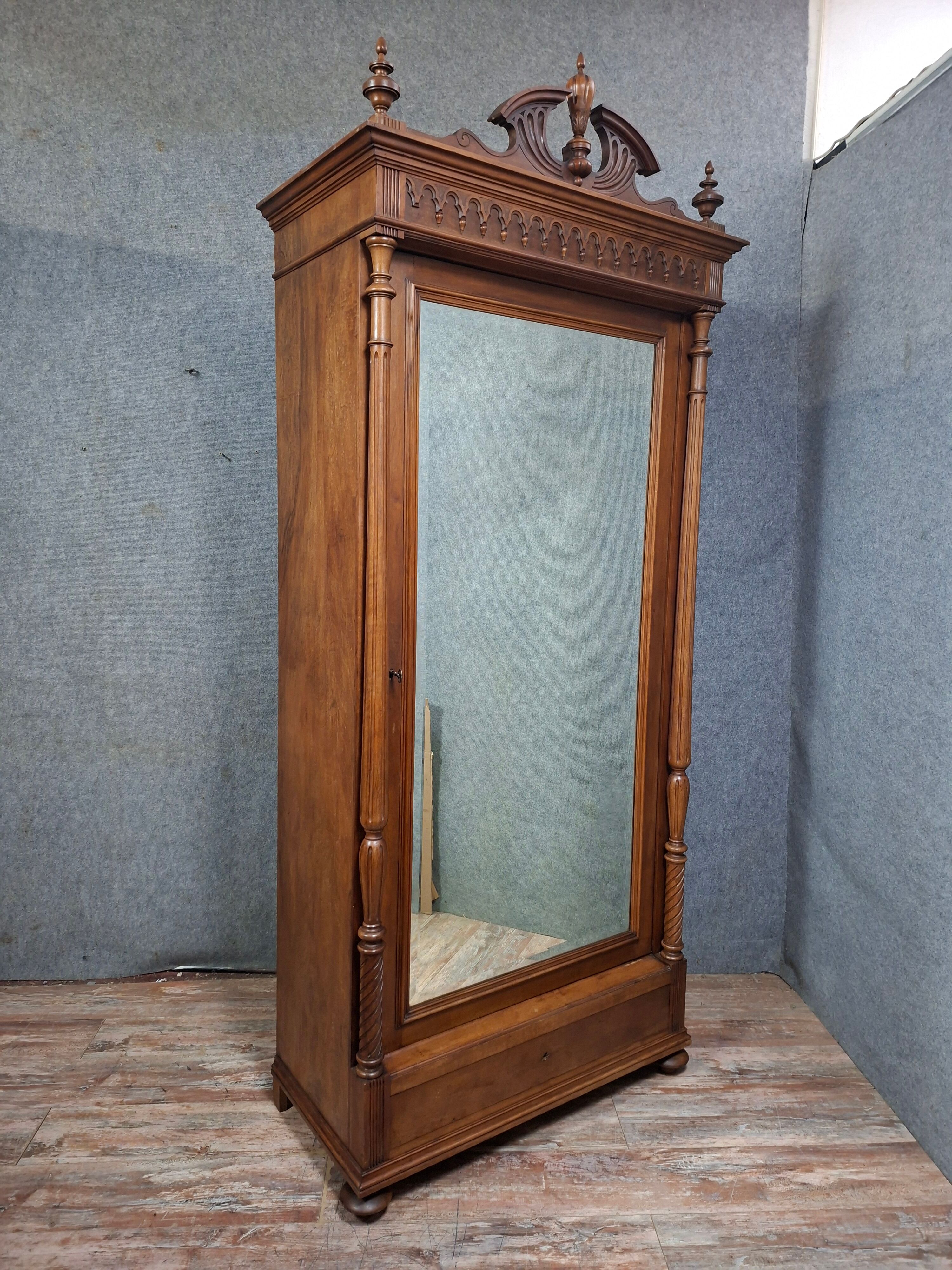 Neo-Gothic mirrored wardrobe in solid walnut – Late 19th century