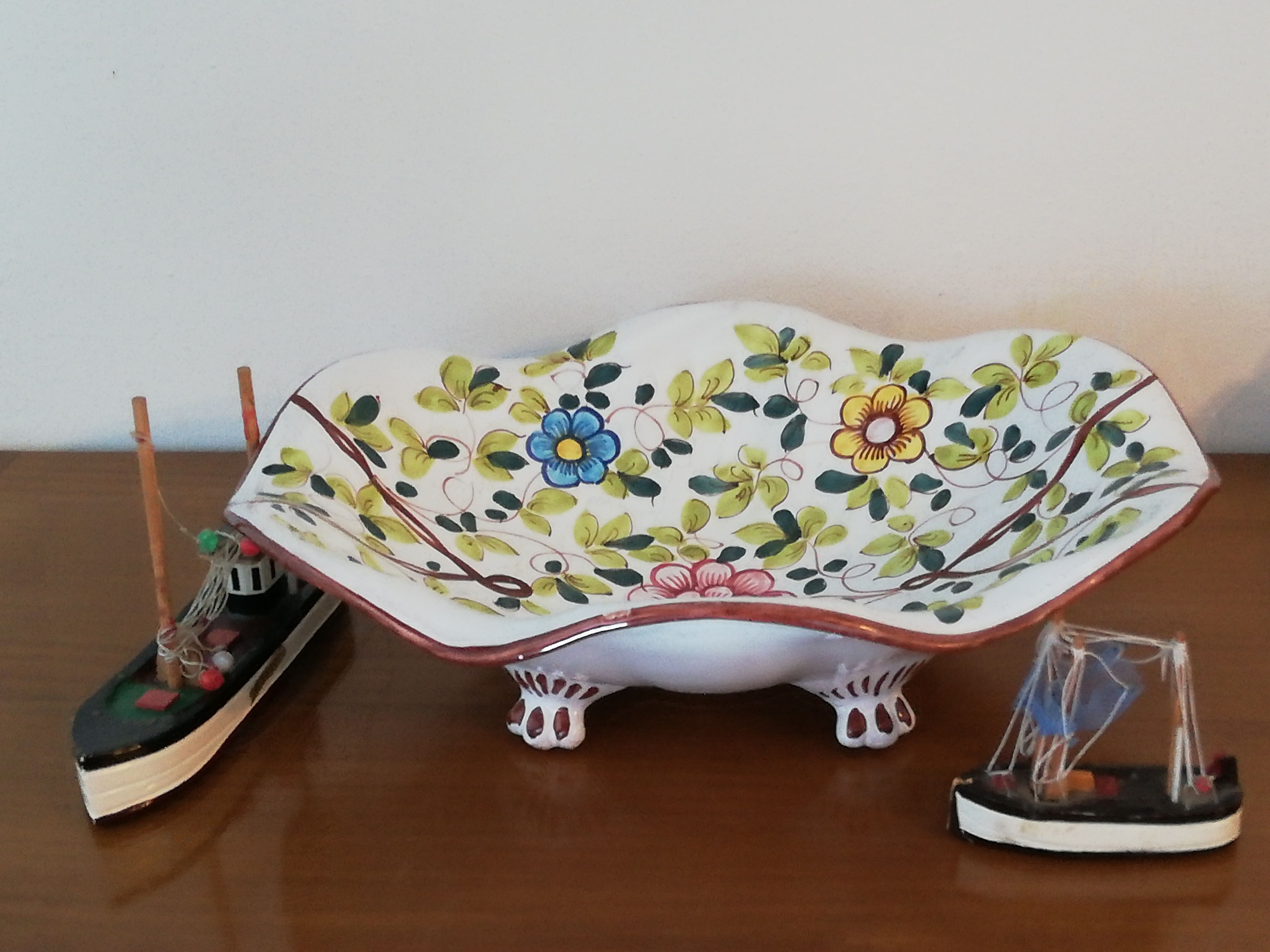 Old fruit cup on feet