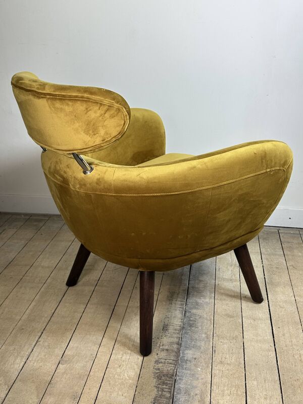 Fauteuil en velours jaune moutarde années 2010