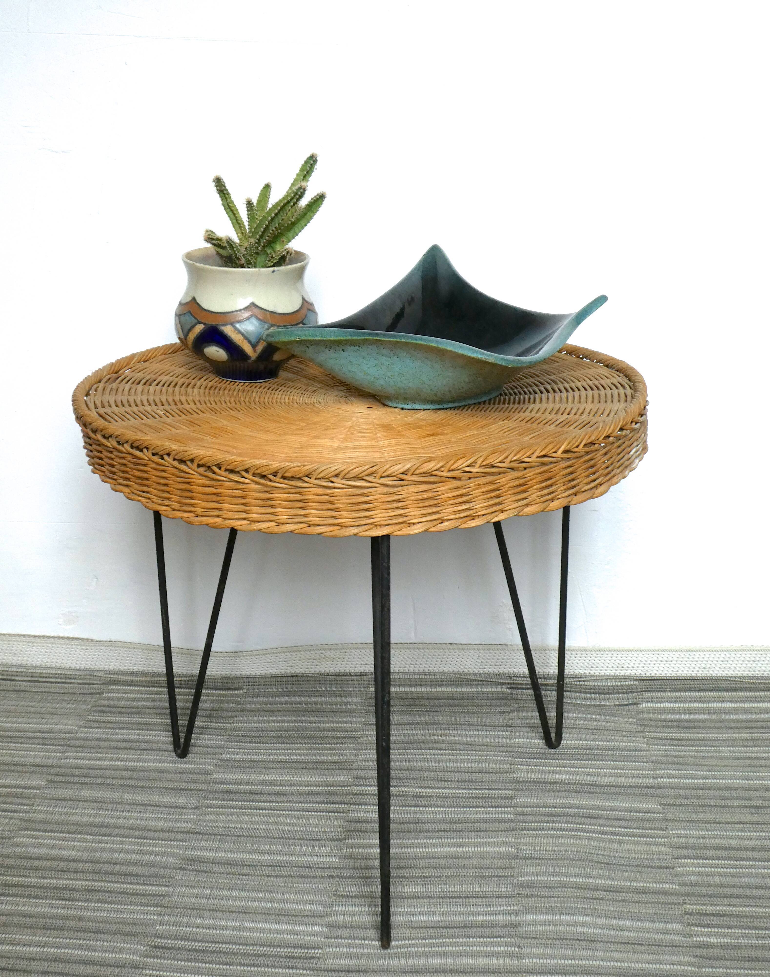 Tripod table, table of 60-70 years