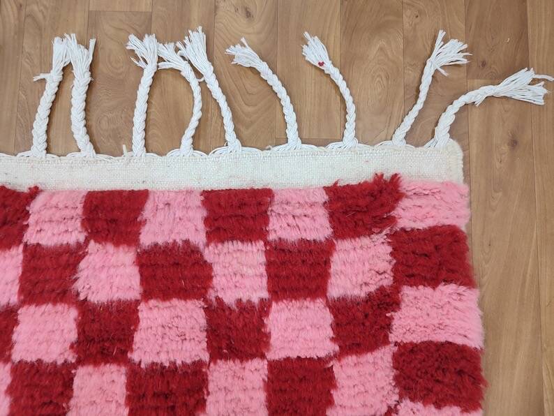 Handmade pure wool rug in traditional pink and red, 150/250 cm.