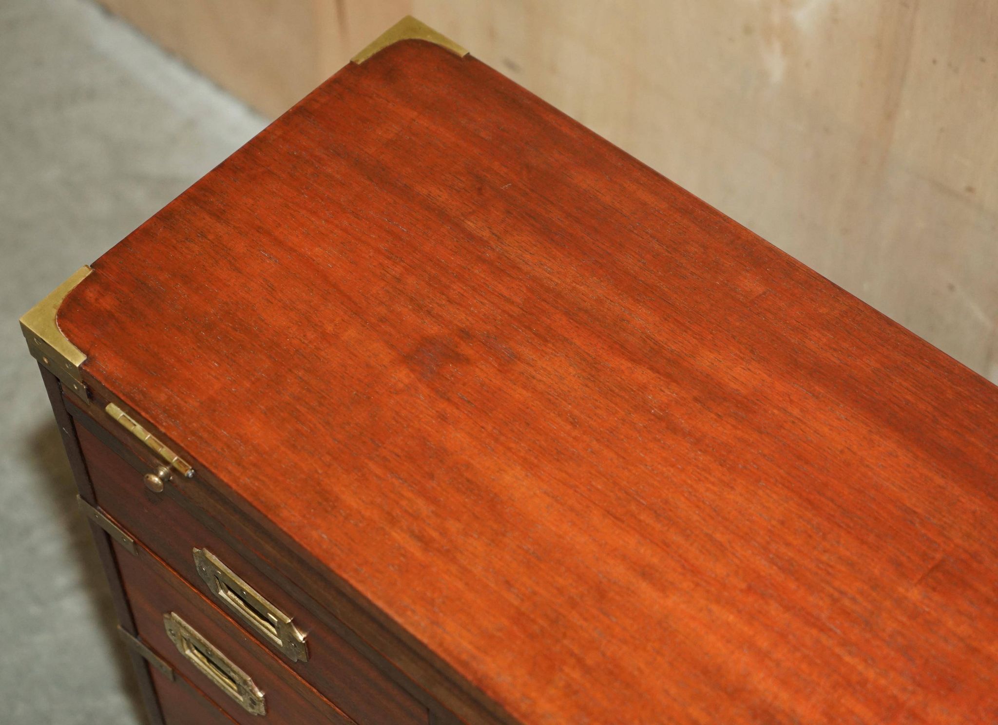 Commode militaire vintage avec plateau coulissant et dessus extensible