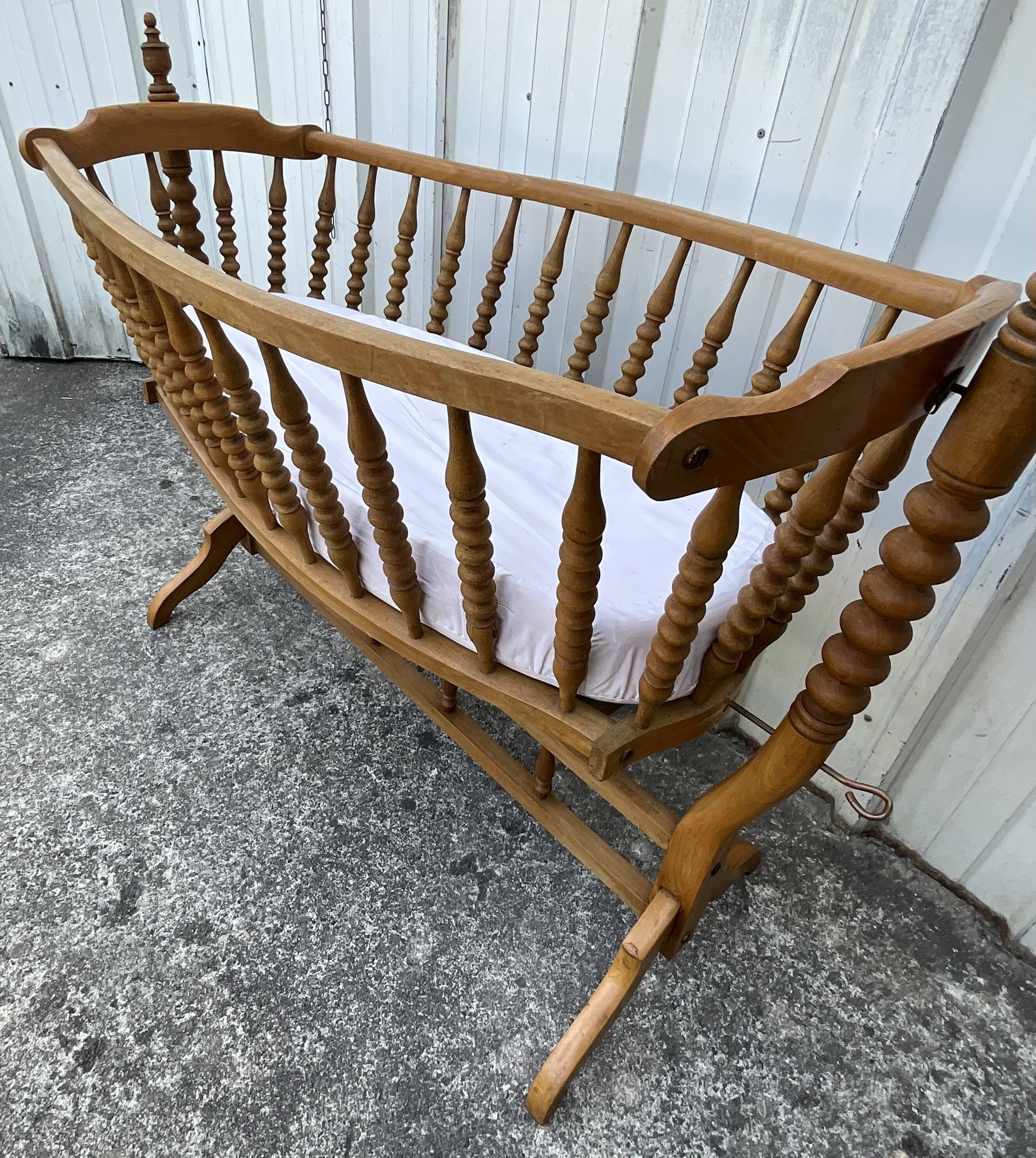 Antique cradle in solid beech – Early 20th century