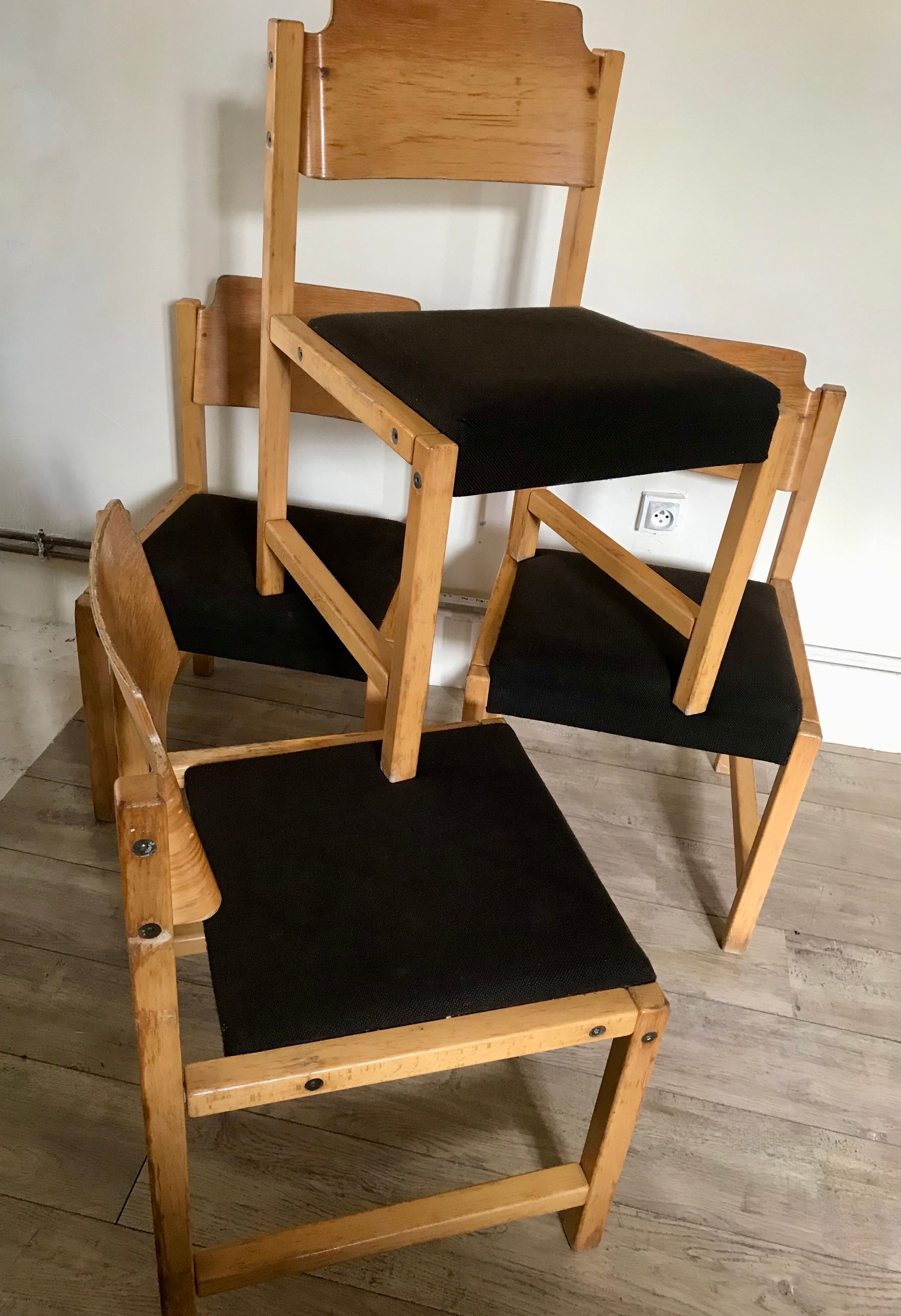 Set of 4 vintage chairs 1980's in beech, thermoformed on the back