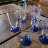 7 flûtes à champagne facettées – pied bleu cobalt – années 70