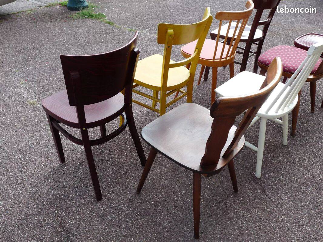 8 chaises de bistrot en bois dépareillées - vintage