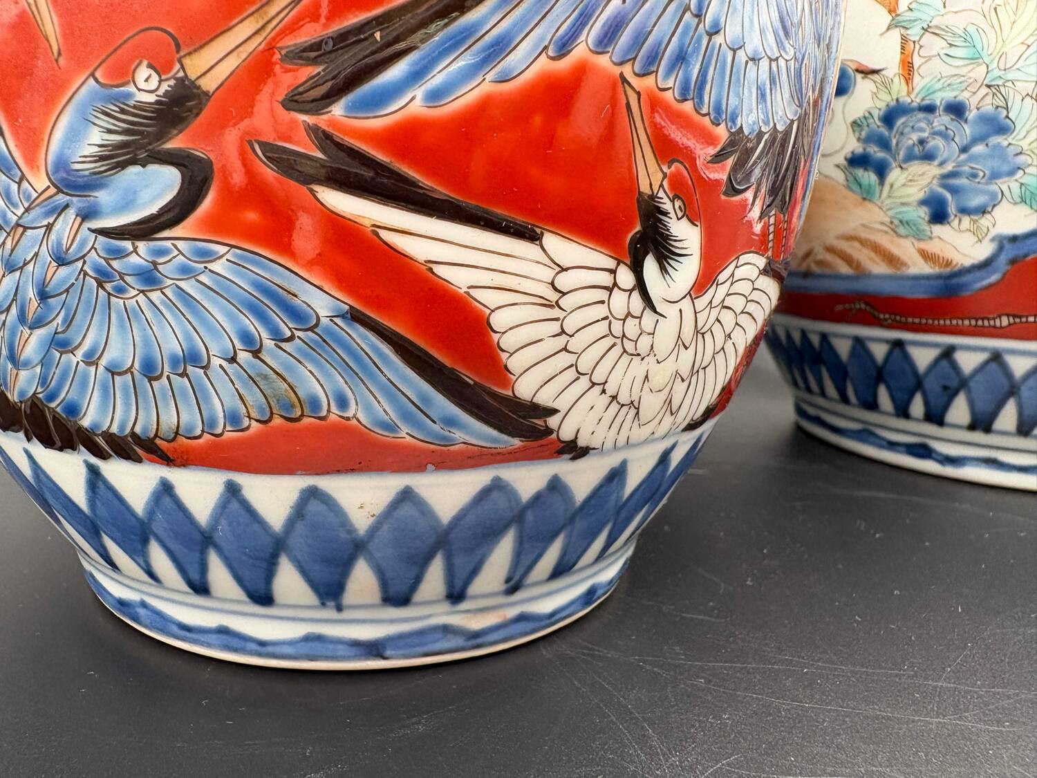Paire de Vases Cornets Japonais Imari | Décor de Grues & Rouge de Fer