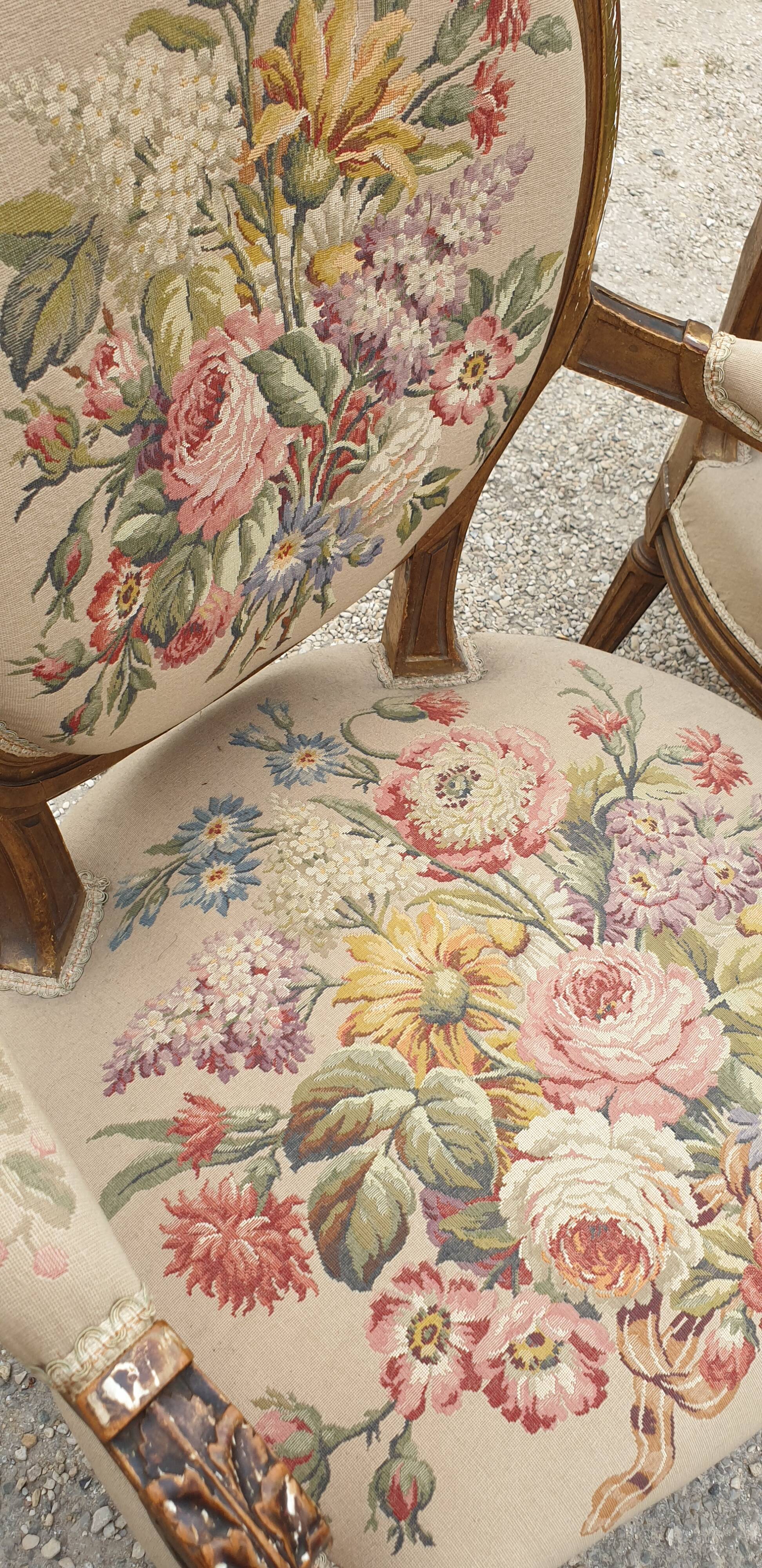 Fauteuil en bois doré à dossier médaillon de style louis xvi