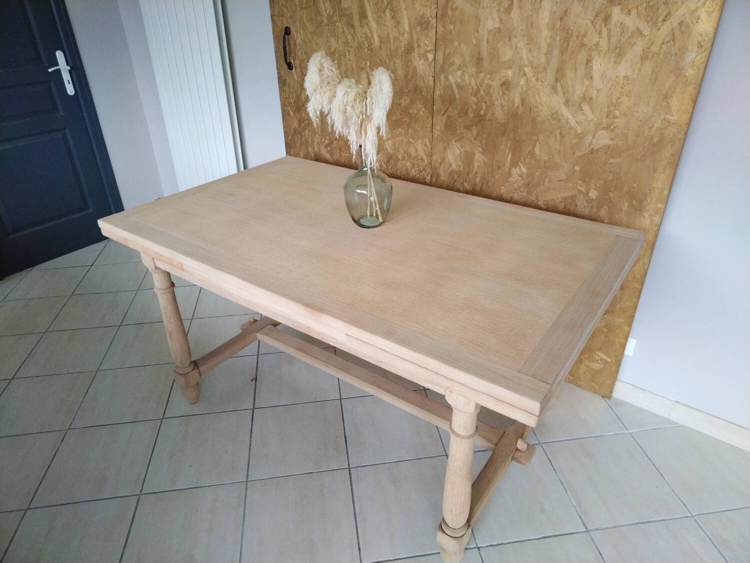 Extendable table in renovated solid oak