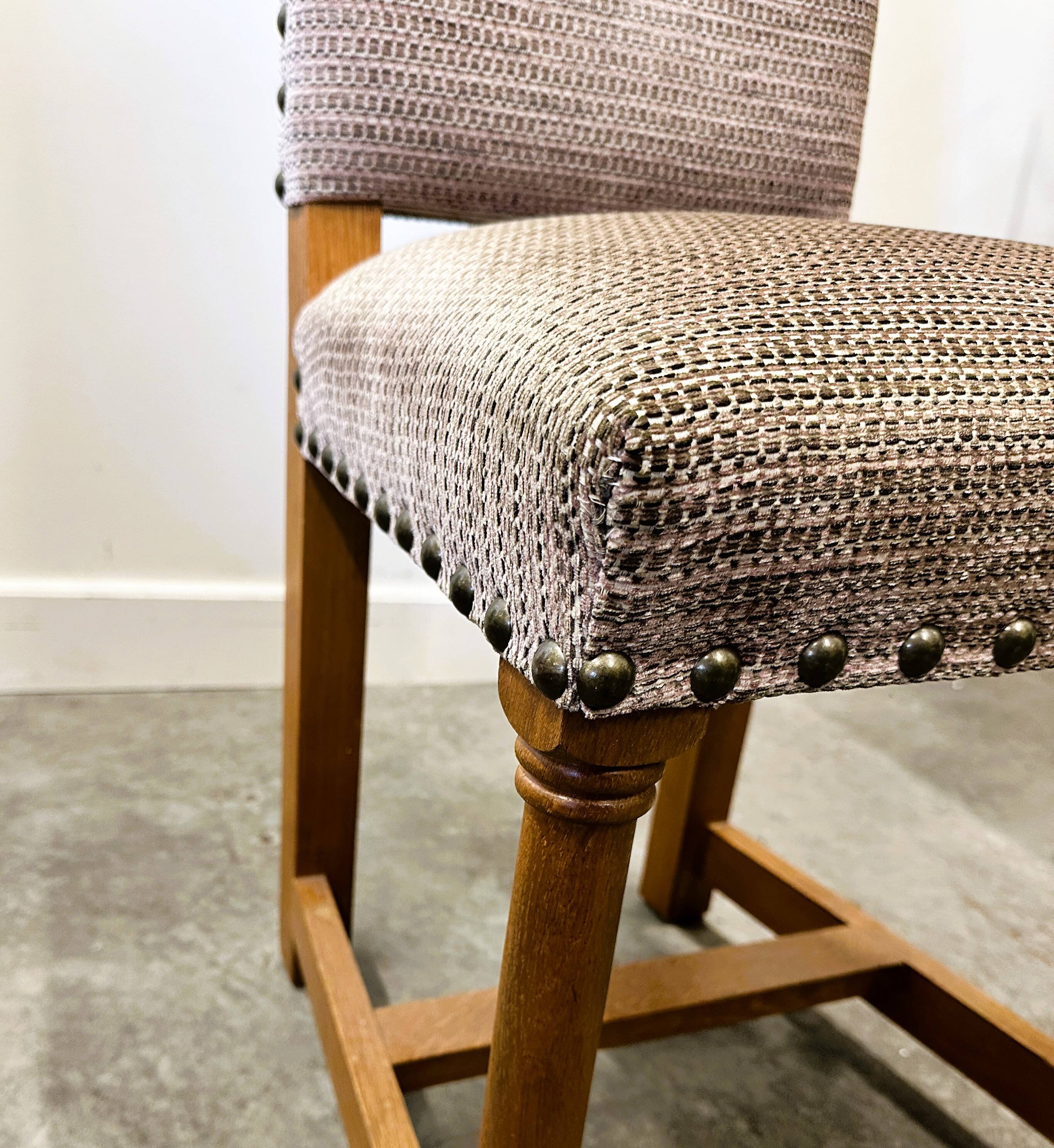 Chaises de salle à manger de style Louis XIII en chêne avec chenille rayée - Ensemble de 6.