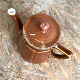 Teapot in brown earthenware