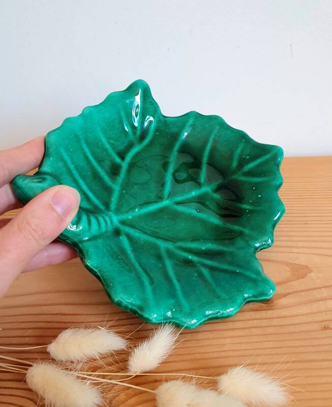 Empty ceramic pocket in leaf shape