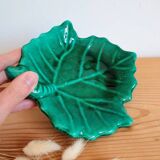 Empty ceramic pocket in leaf shape