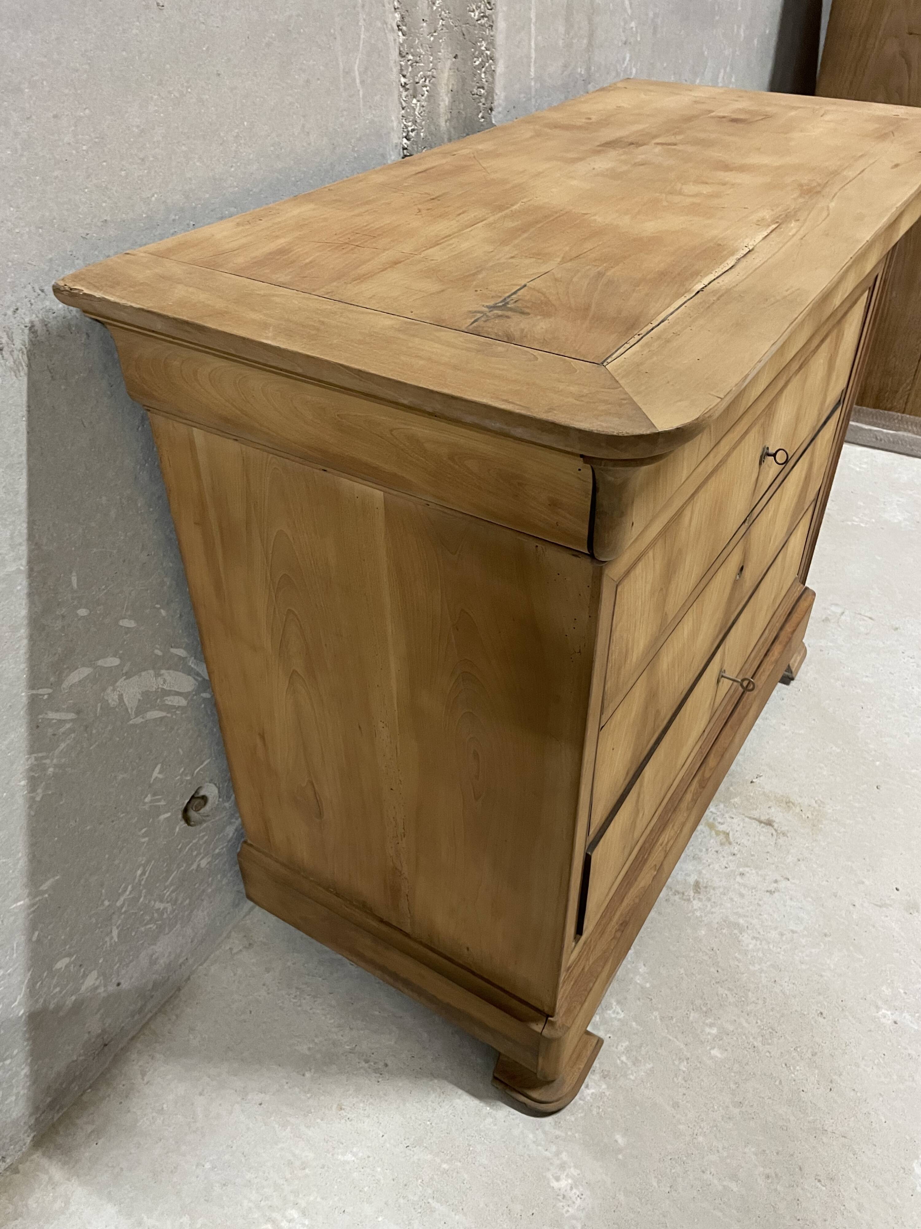 Antique sandblasted chest of drawers – classic style with authentic charm