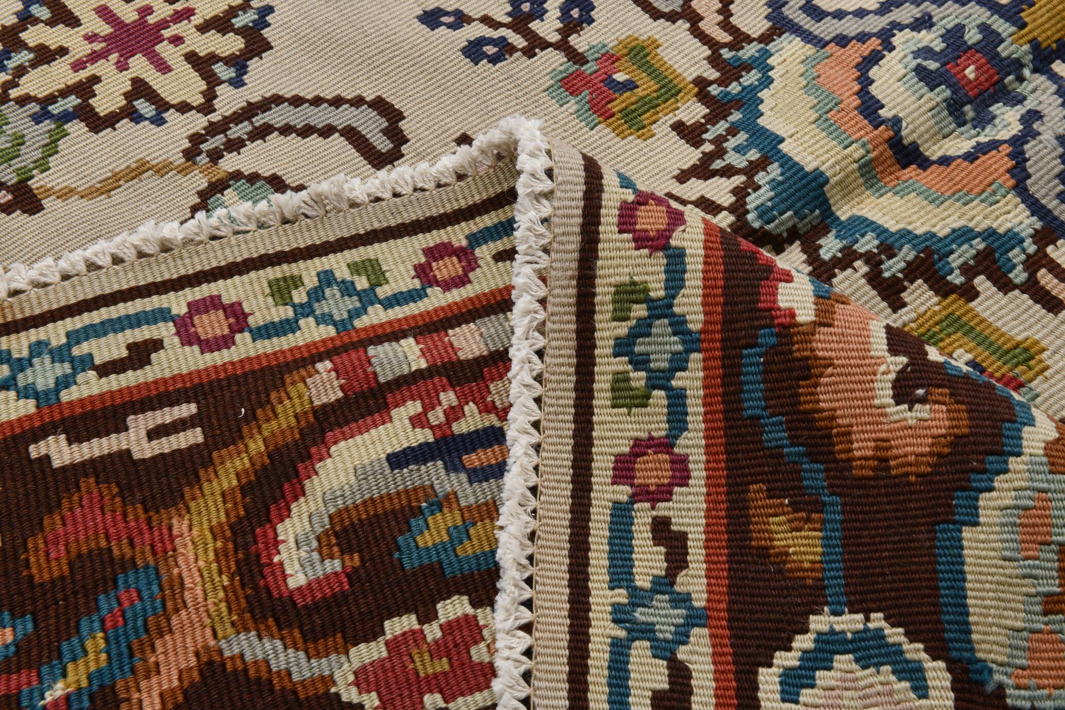 Kilim persan tons crème et bordeaux, motifs floraux élégants vintage