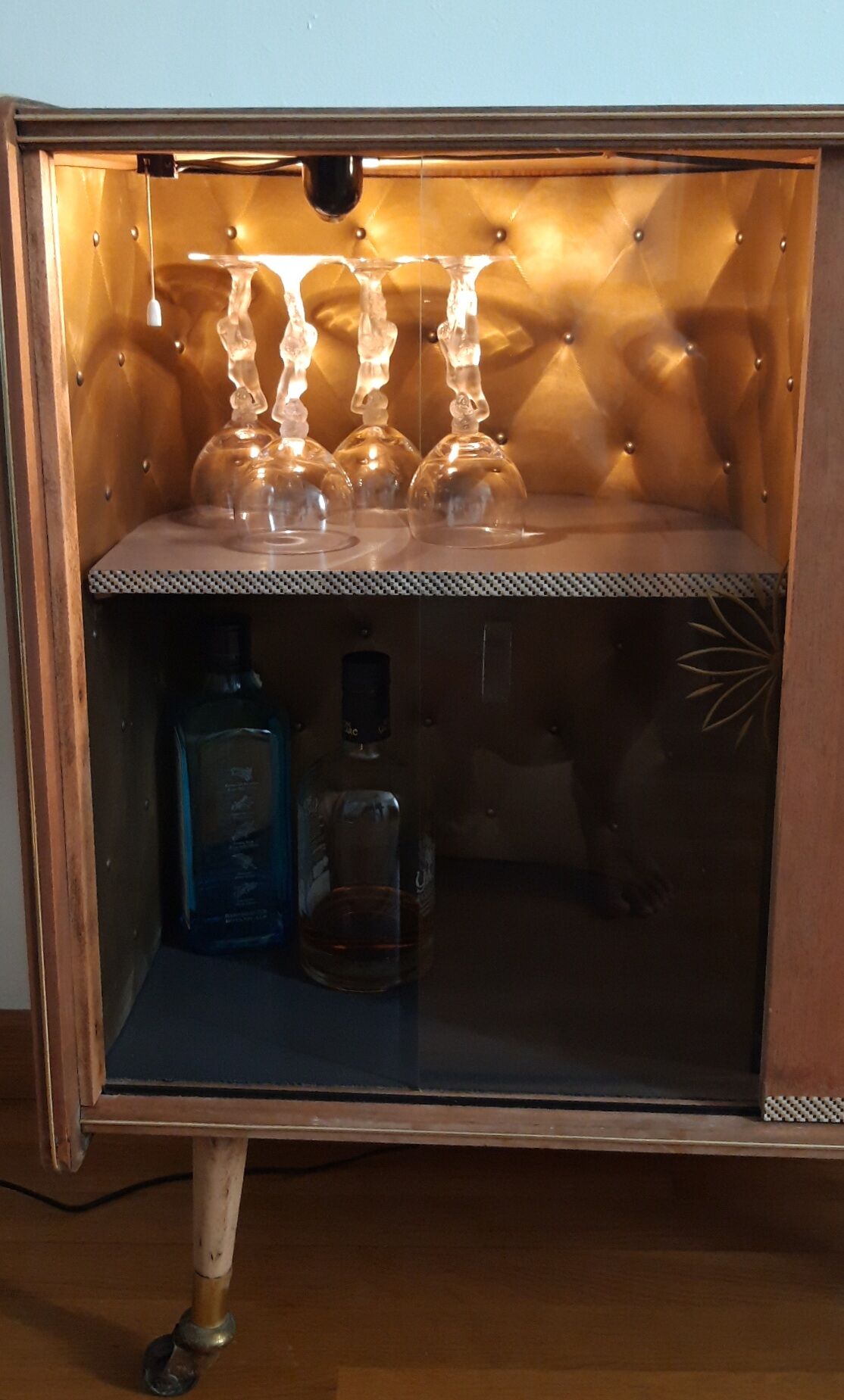 Meuble bar sur roulettes vintage relooké