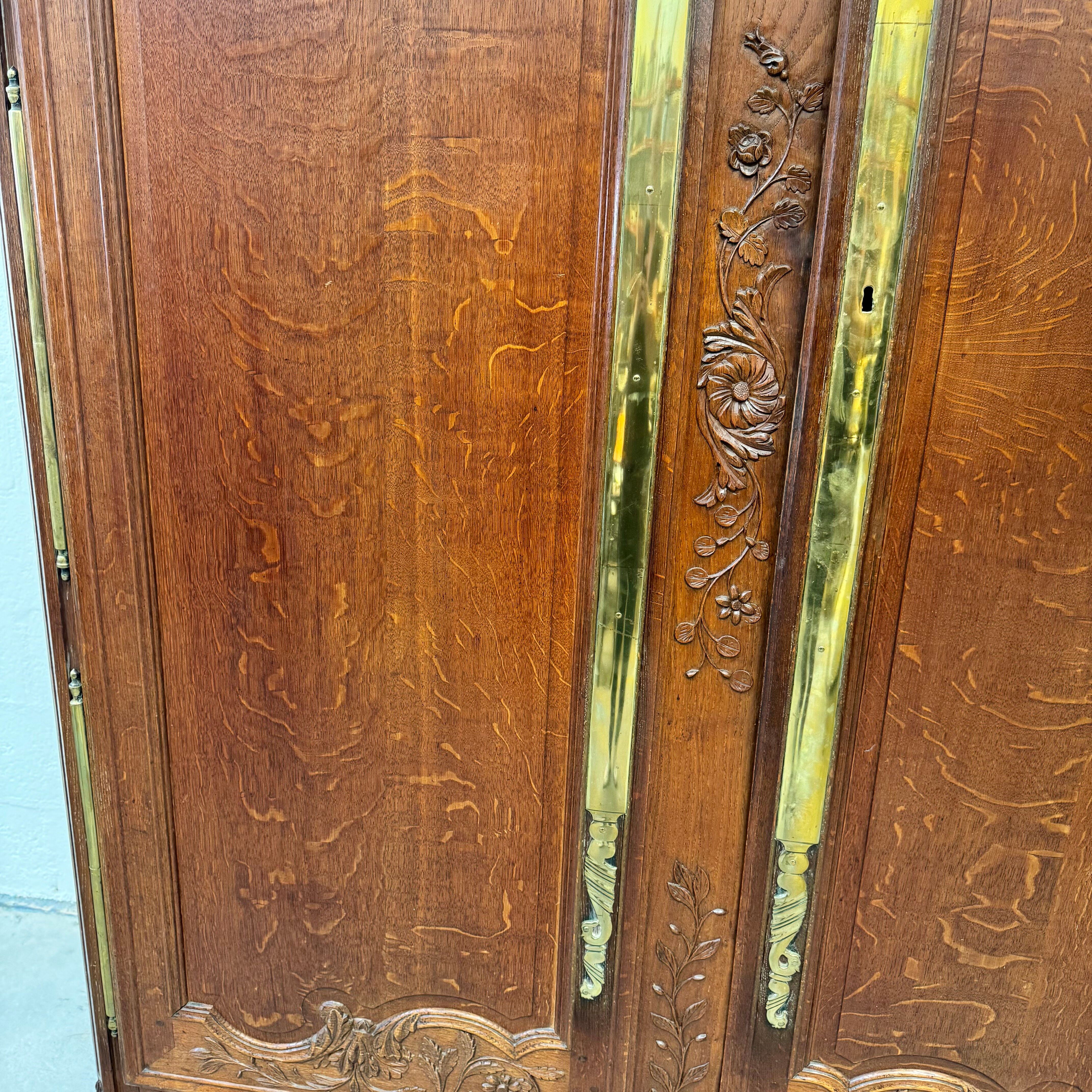 Large Country Wardrobe - French Provençal, in oak, 17th century