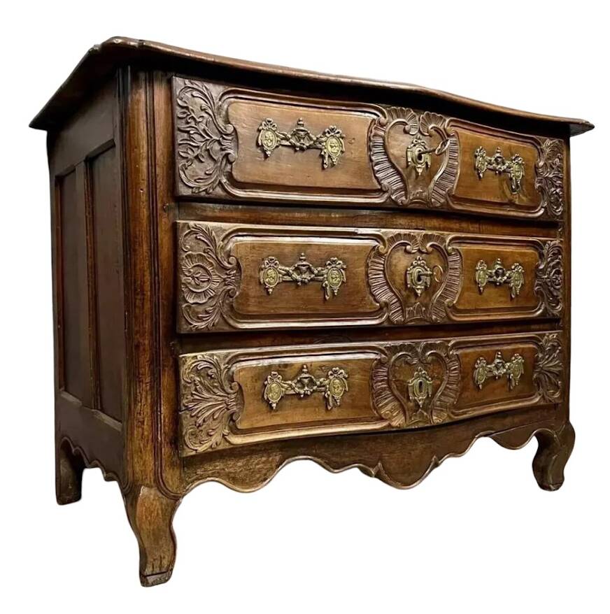 Lyonnaise commode from the Louis XV period in solid walnut, 18th century.
