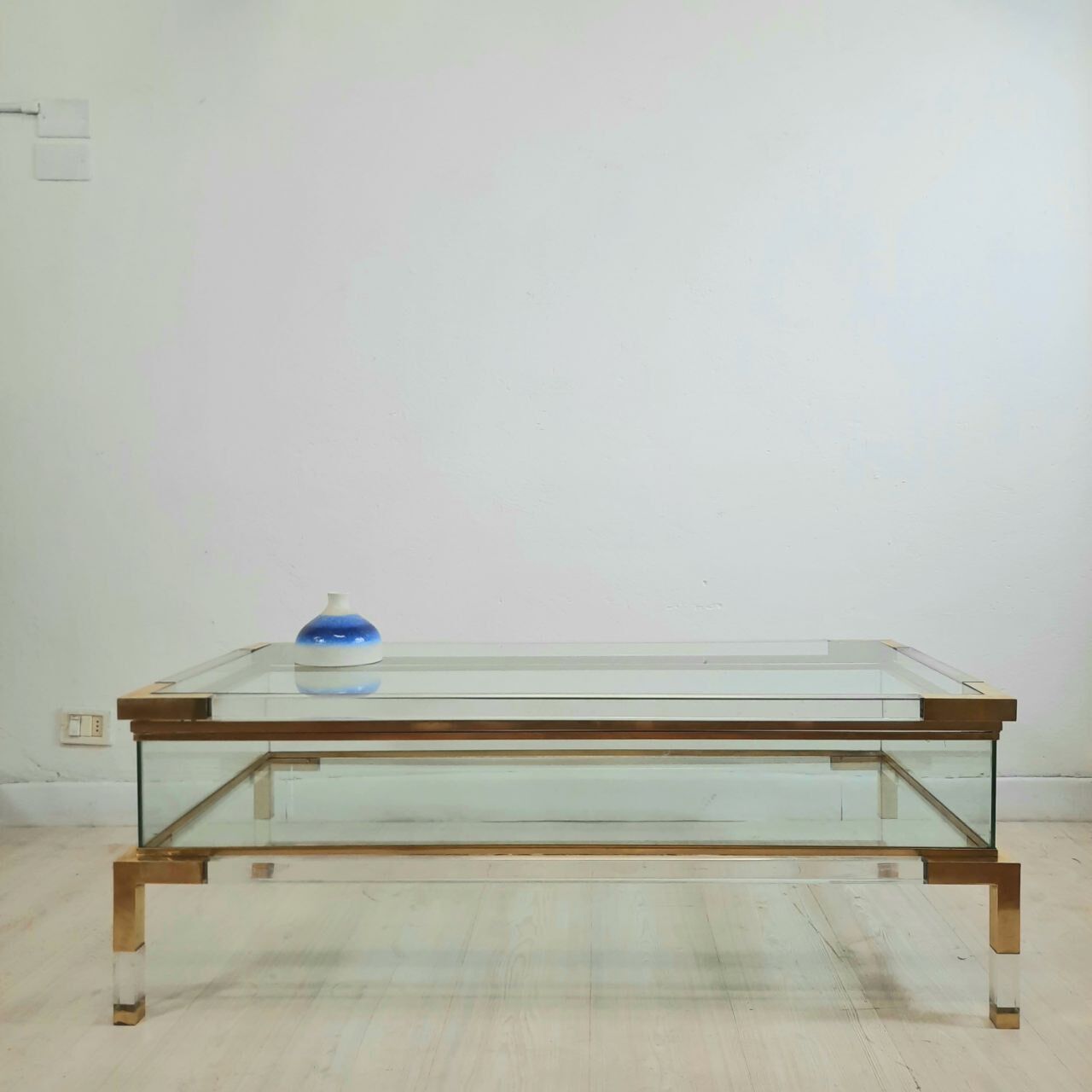 Coffee table with sliding shelf in lucite, brass and glass, Hollywood Regency