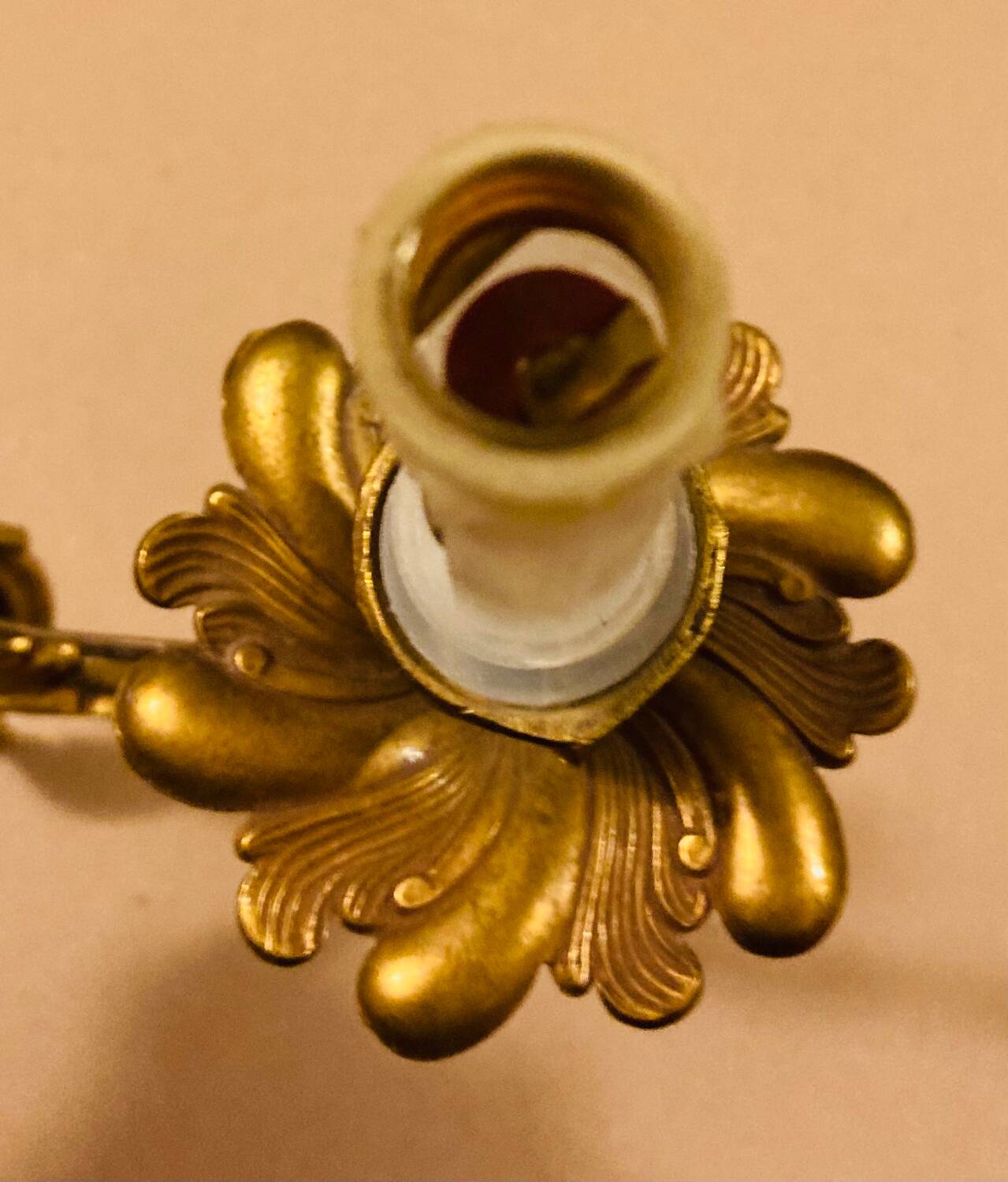 Louis XV Style wall light in gilded bronze from the 20th century decorated with acanthus leaves.