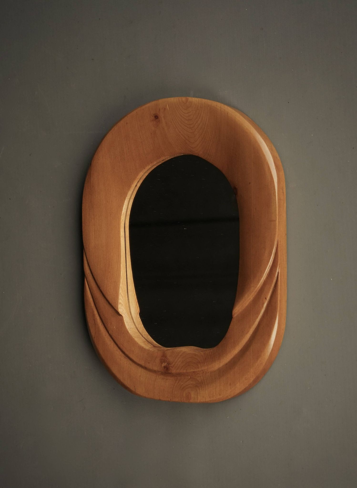 Miroir mural en pin anthroposophique du milieu du siècle, années 1970