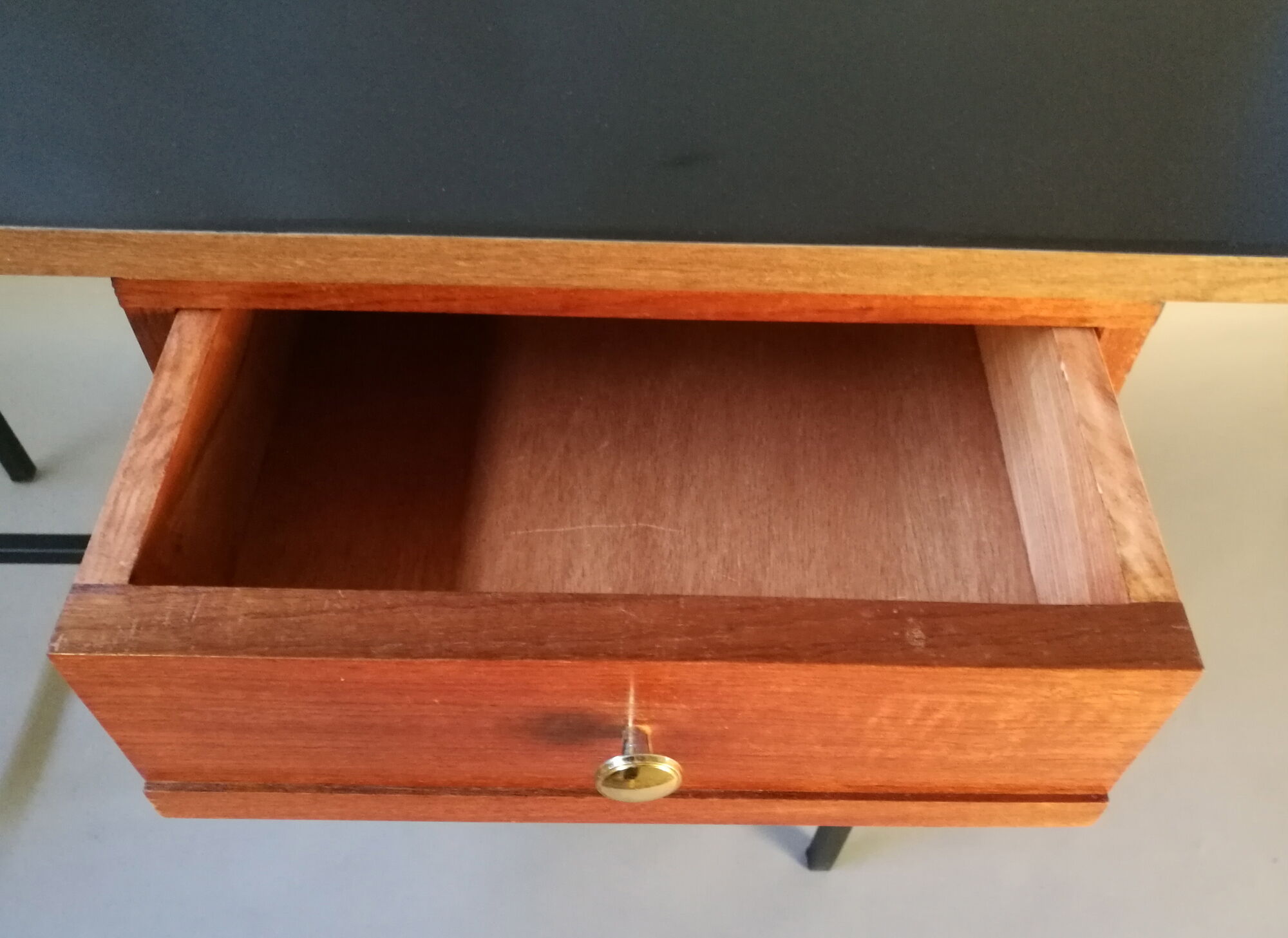 Bureau des années 50/60 en formica noir, acajou, doré