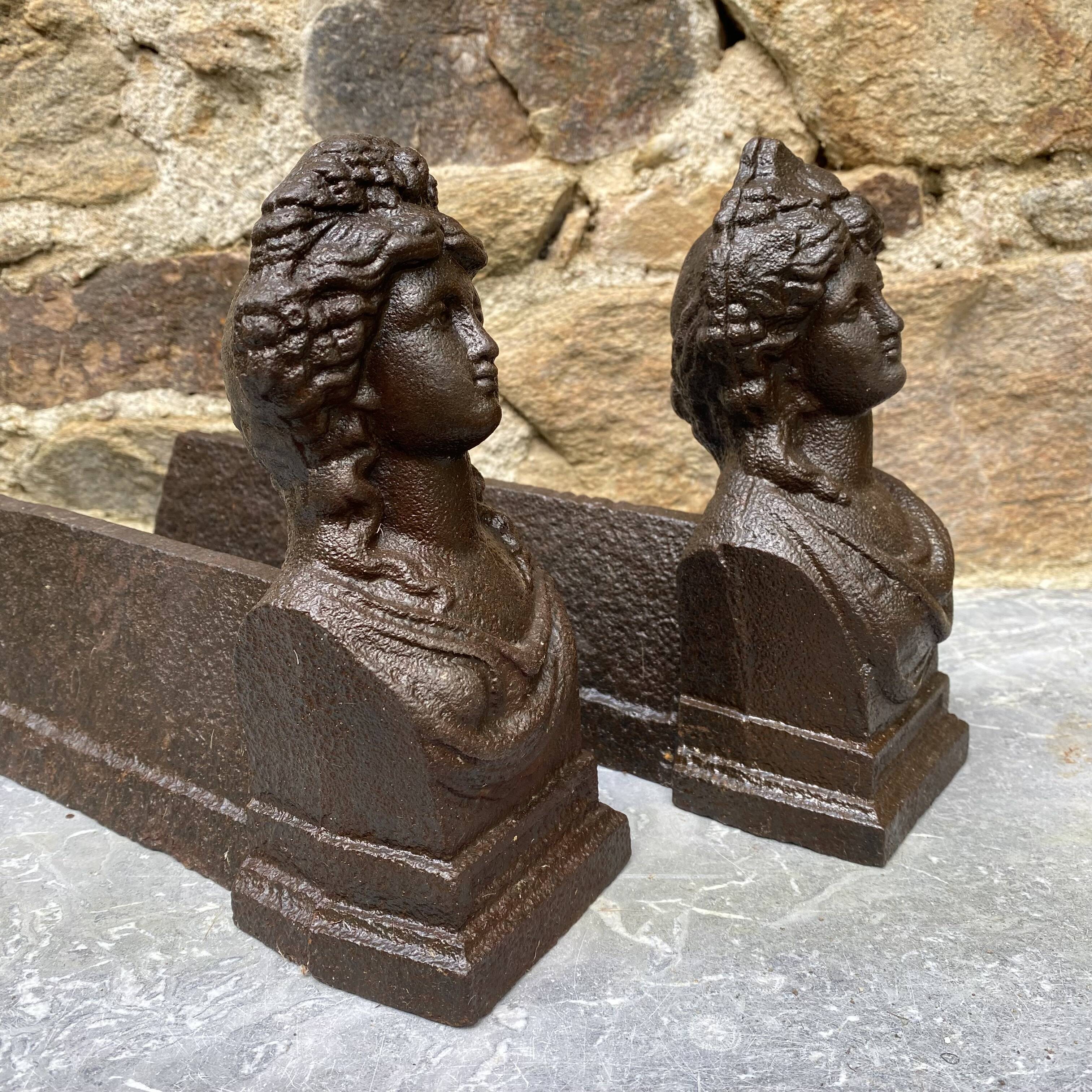 Paire de chenets anciens en fonte à bustes antiques